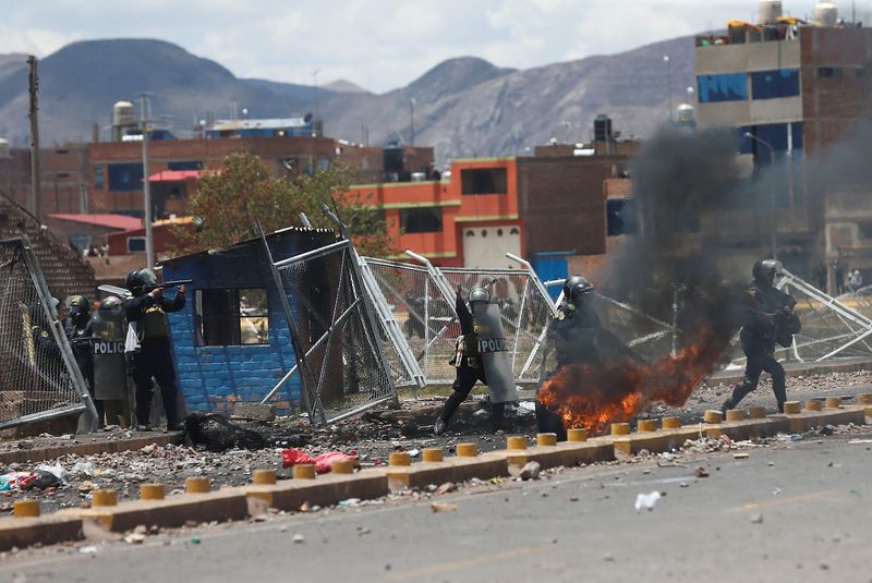 Las fuerzas de seguridad intentan contener una violenta protesta contra el gobierno cerca del aeropuerto de la ciudad peruana de Juliaca, en la región de Puno. Enero 9, 2023. REUTERS/Hugo Courotto