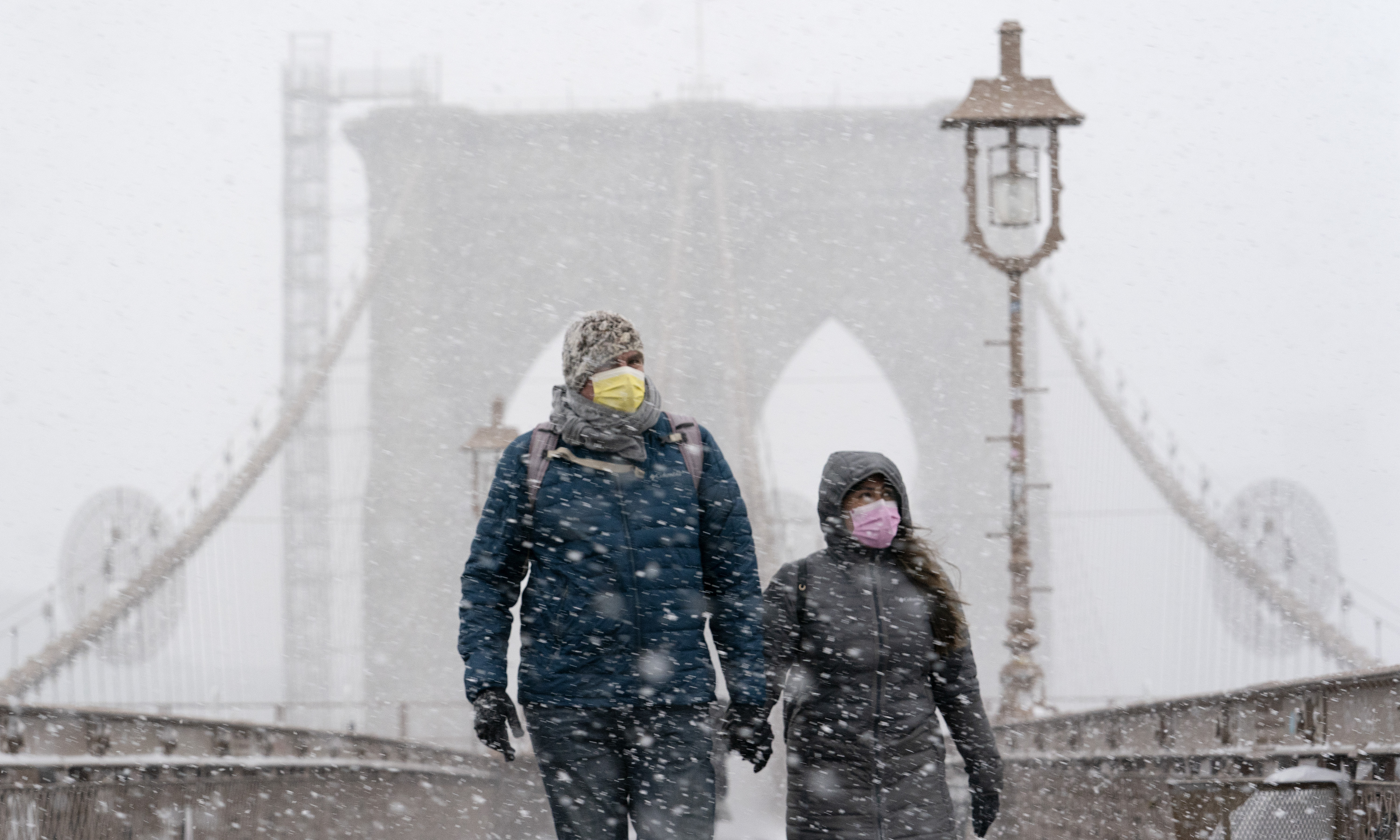 Una pareja camina sobre el puente de Brooklyn (AP Photo/Mark Lennihan)