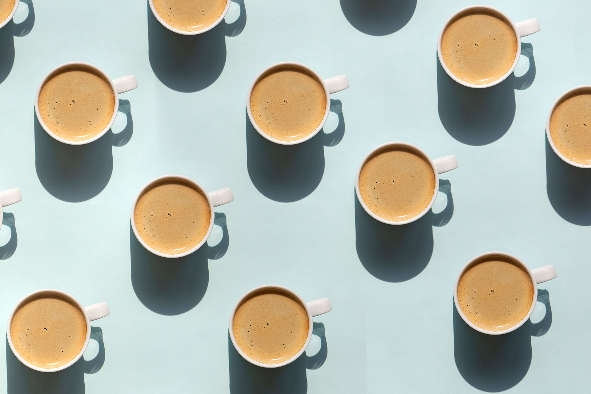 Para aquellos que toman su café solo, consumir tres tazas al día se asoció con los mejores resultados, mientras que aquellos que agregaron azúcar estaban mejor con solo dos tazas (Getty Images)