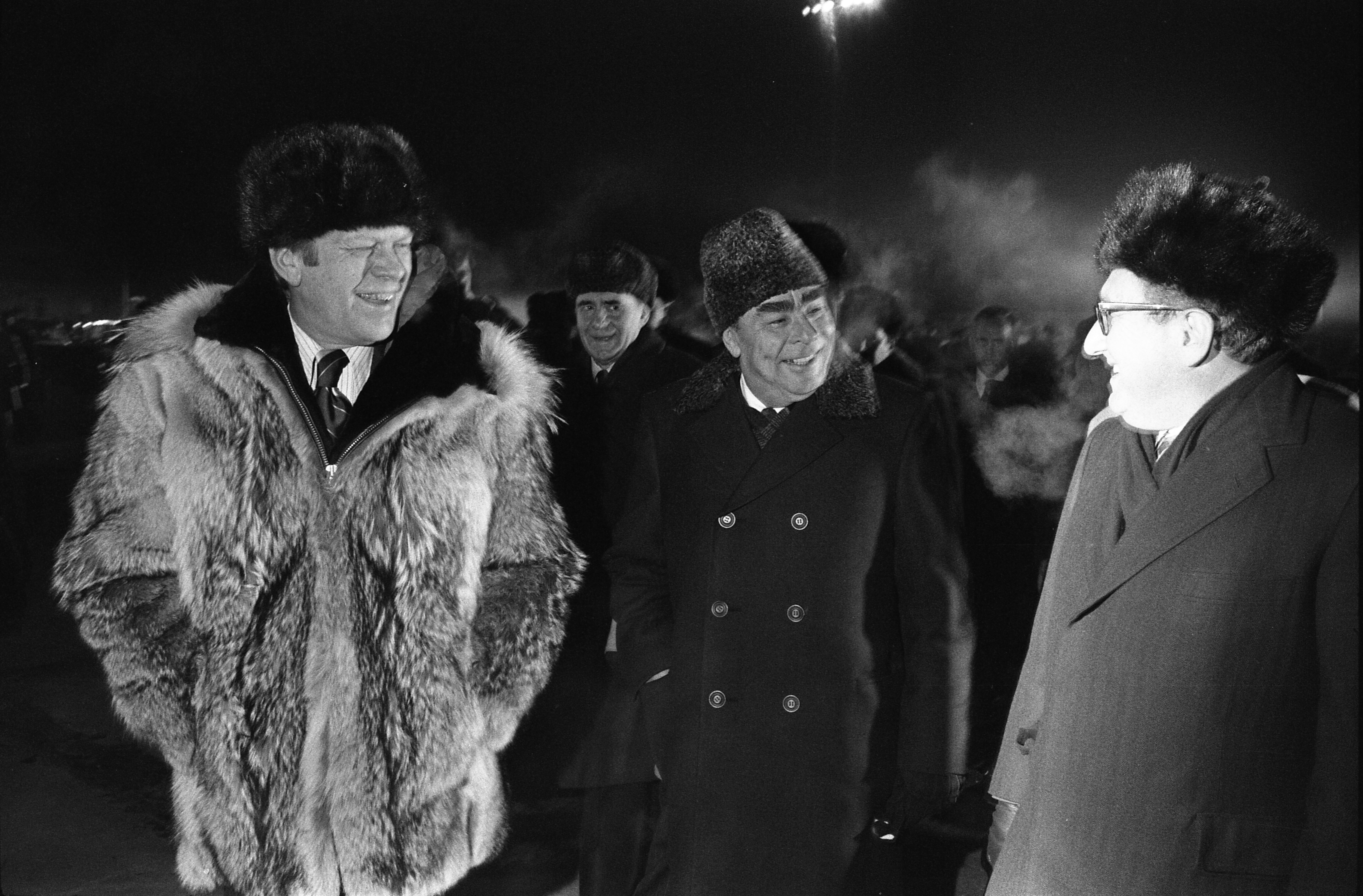 Fotografía del presidente Gerald Ford, el secretario general Lenoid Brezhnev y Henry Kissinger hablando informalmente al final de la Cumbre de Vladivostok  (David Hume Kennerly - Gerald R. Ford Presidential Library)