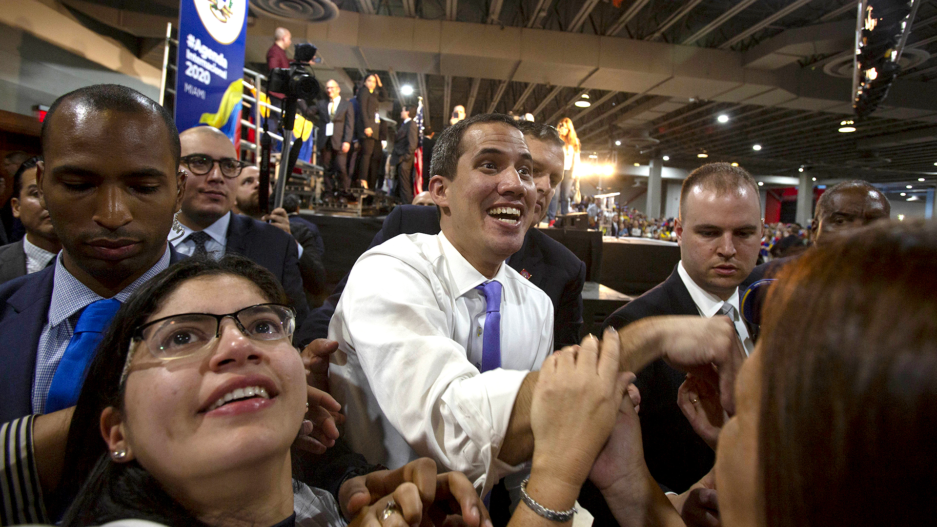 Juan Guaidó saluda a sus partidarios en Miami en febrero 2020, cuando tenía el apoyo total de la Casa Blanca. Saul Martinez/Getty Images/AFP