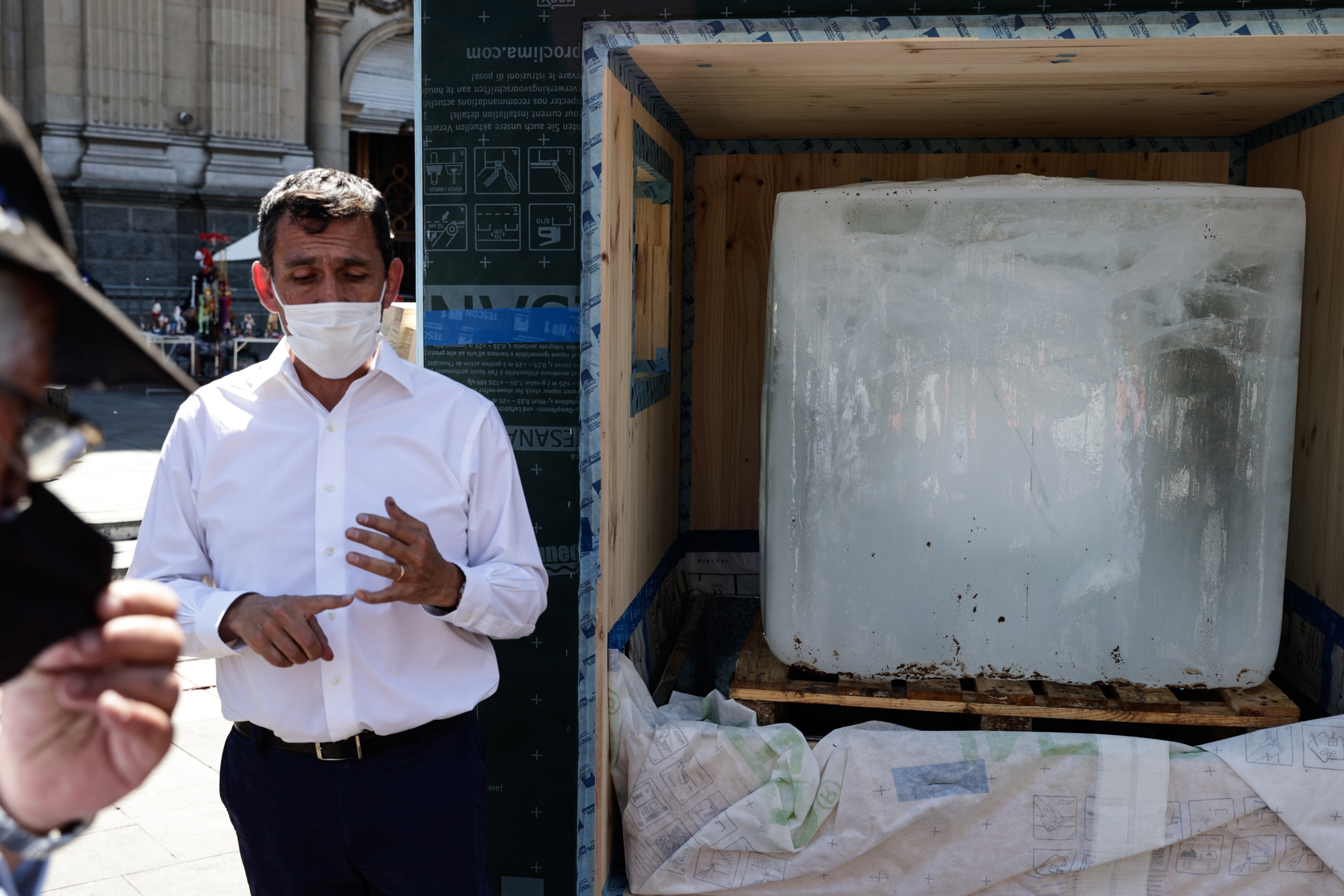 Un hombre explica a varias personas la demostración científica "Ice Box Challenge", hoy, frente a la Catedral Metropolitana en la Plaza de Armas, en Santiago (Chile). EFE/ Alberto Valdes
