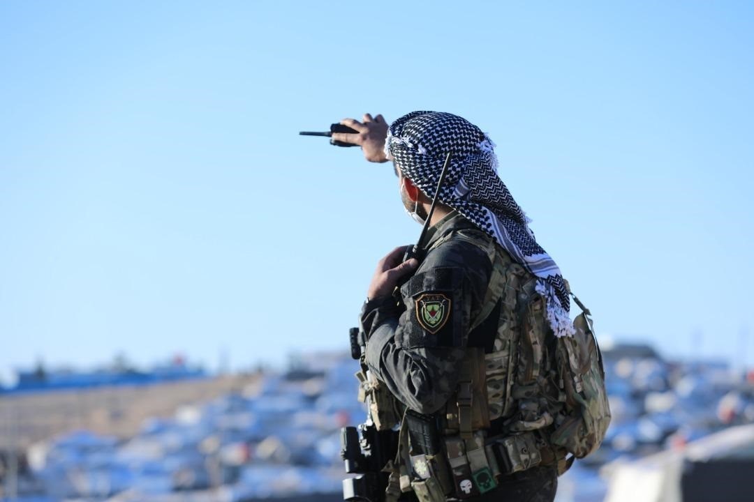 Un miliciano de las Fuerzas Democráticas Sirias (FDS) en el campamento de antiguos miembros del Estado Islámico en Al Hol (FDS)
