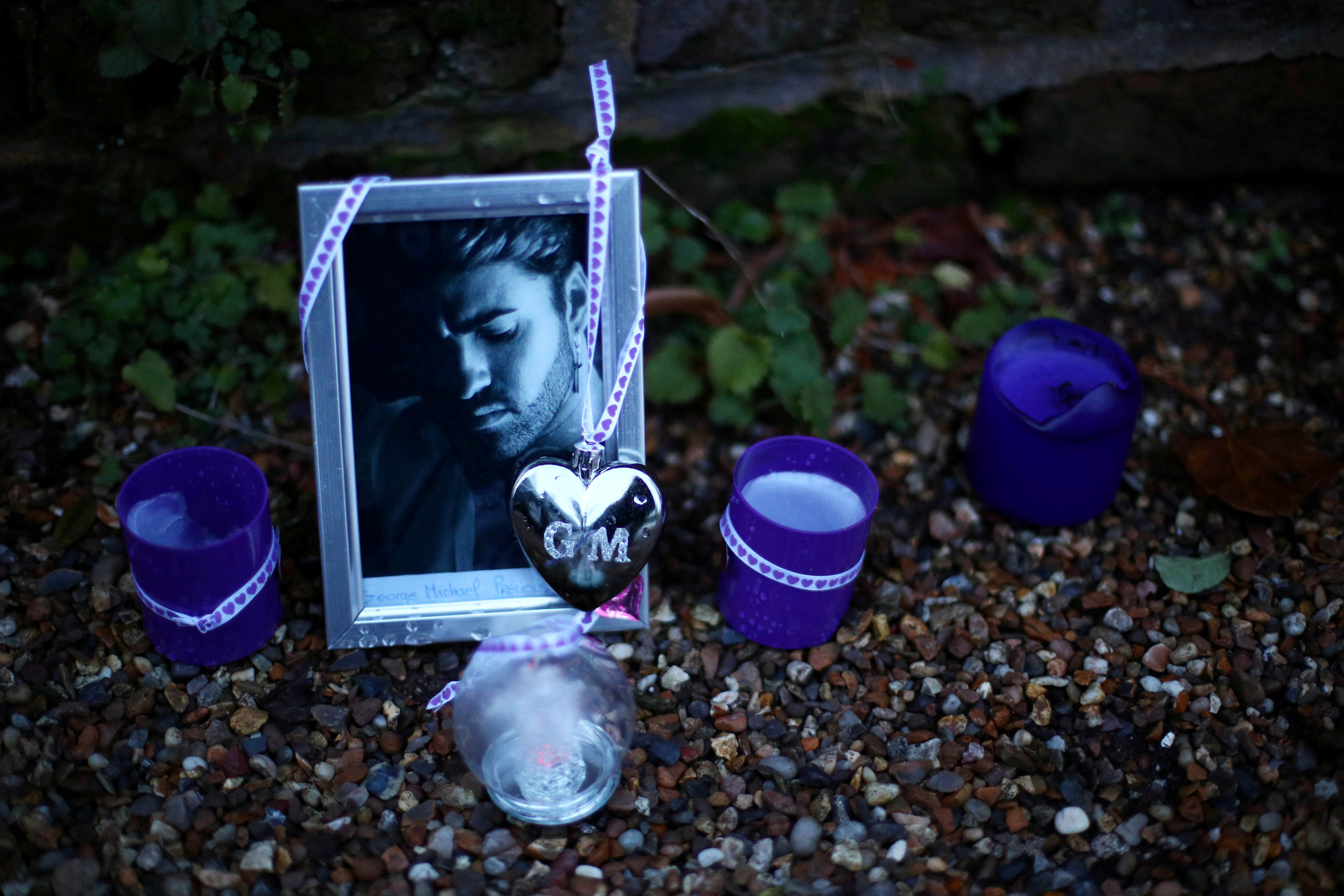 Los tributos de sus fans fuera de su casa (REUTERS/Hannah McKay) 
