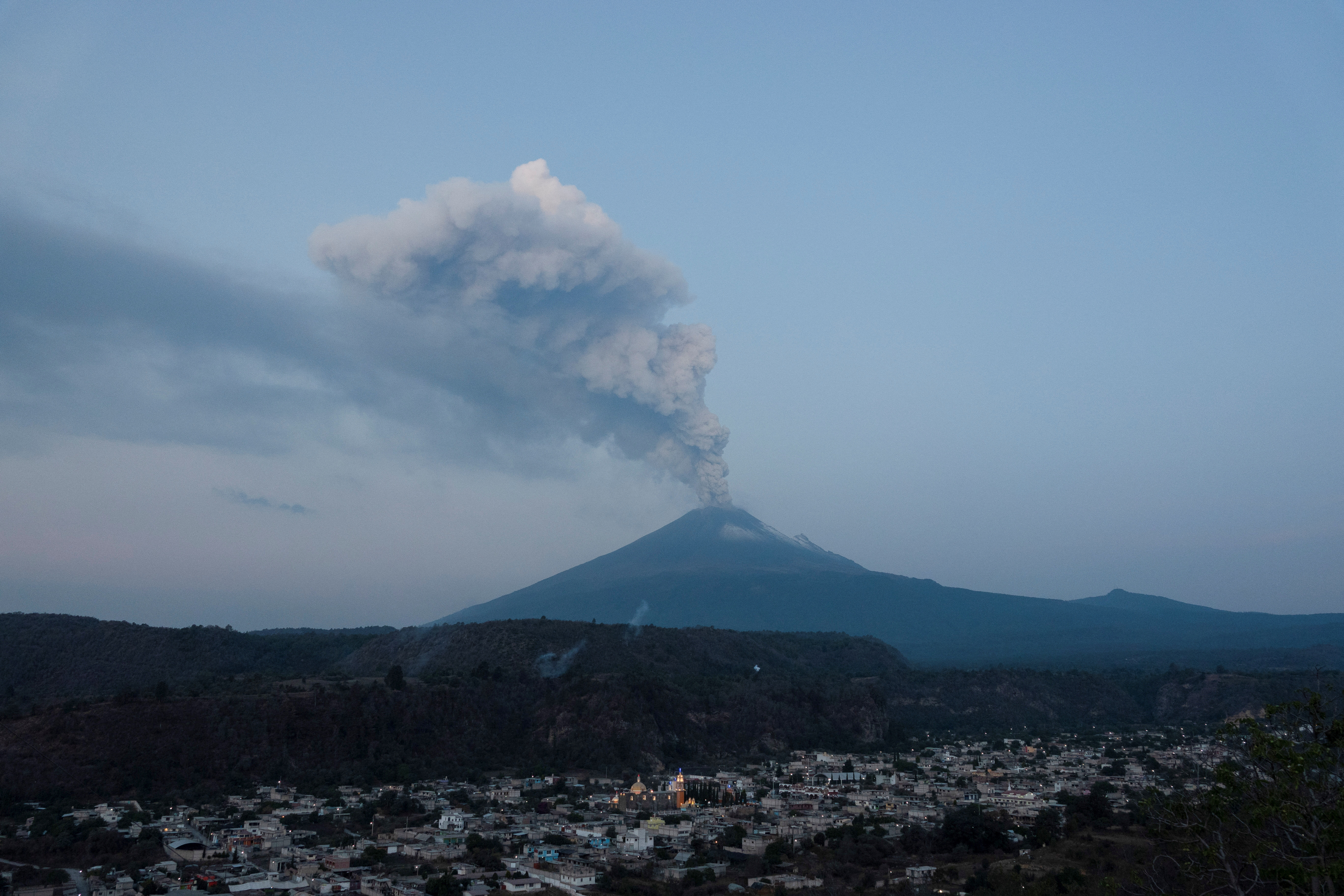 IMSS activó protocolos de protección en hospitales aledaños al Popocatépetl