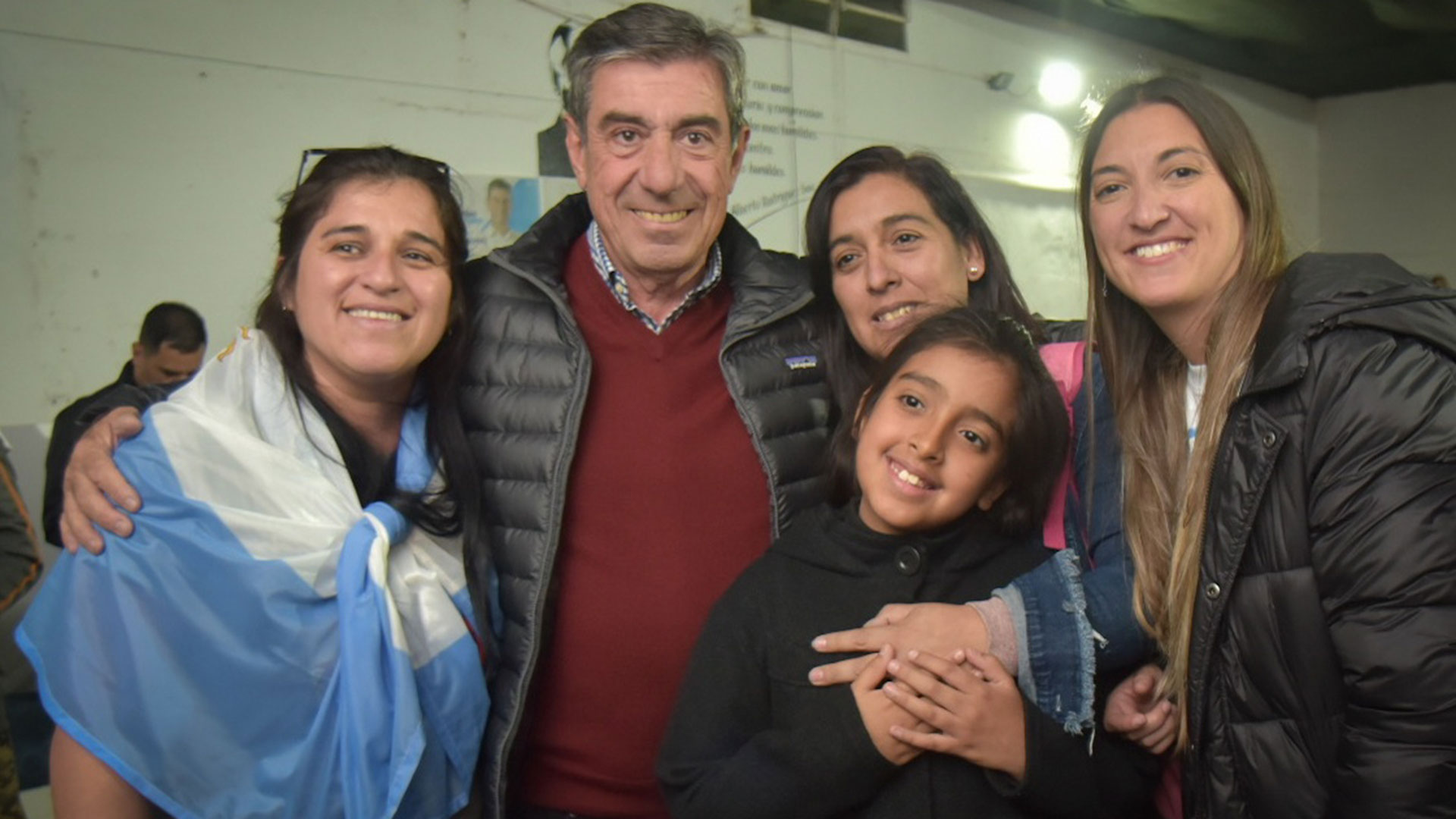Jorge Fernández posa con militantes y con su candidata a vicegobernadora, Eugenia Catalfamo