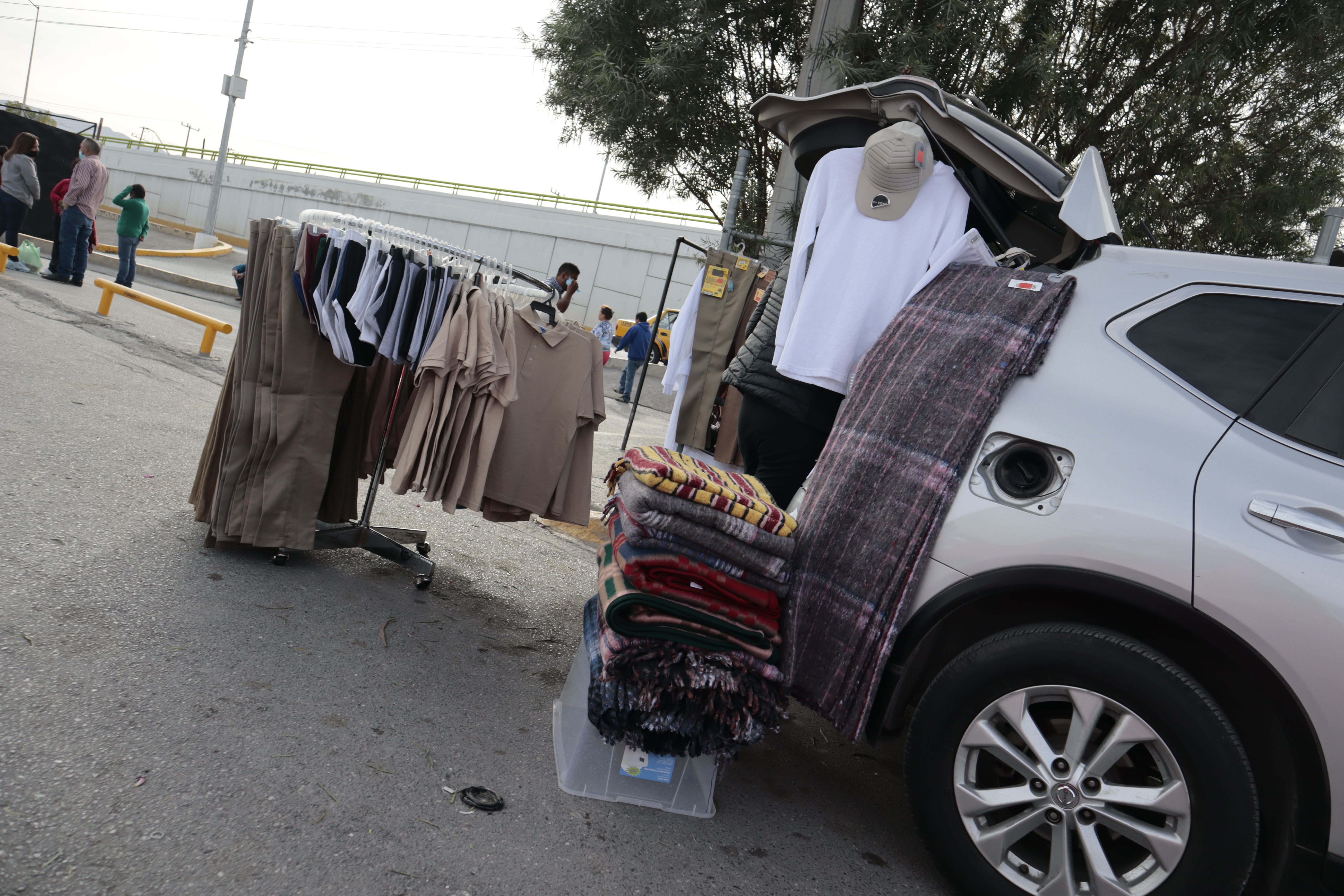 Afuera de la cárcel hay quienes venden ropa para hombre y mujer, en los colores que solicitan las instituciones. 
(Foto: Homero Sánchez / Vanguardia)