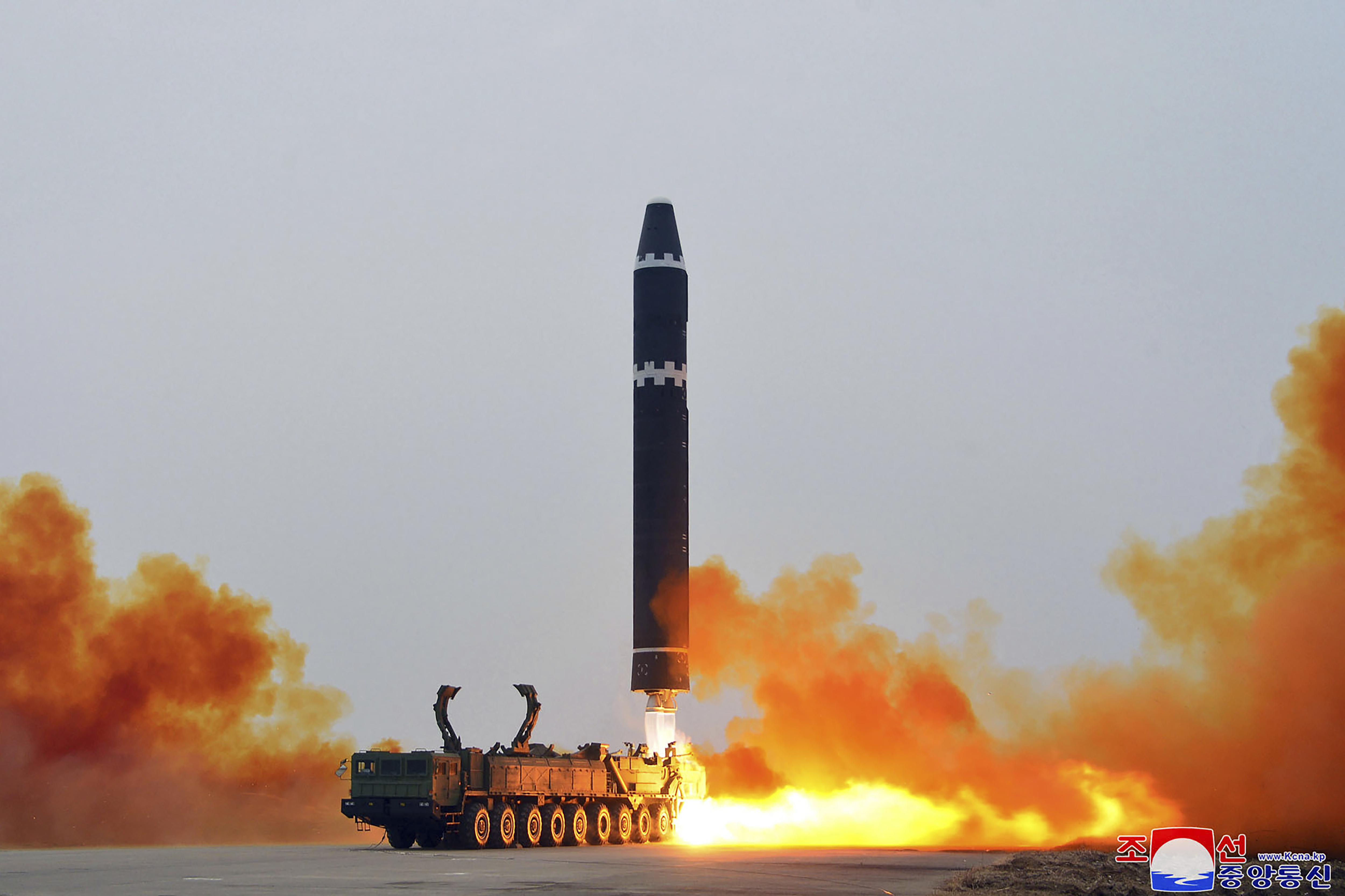 El lanzamiento de un misil balístico intercontinental Hwasong-15, en el aeropuerto internacional de Pyongyang, Corea del Norte (Agencia Central de Noticias de Corea /Korea News Service vía AP, archivo)