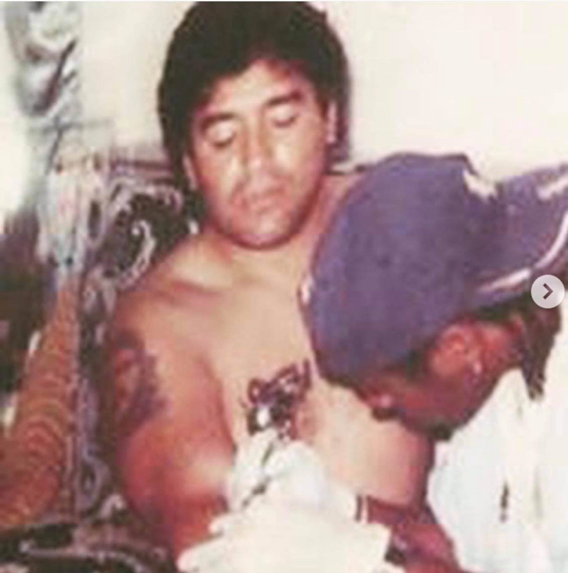 Diego Maradona tatuándose en Cuba los nombres de sus hijas