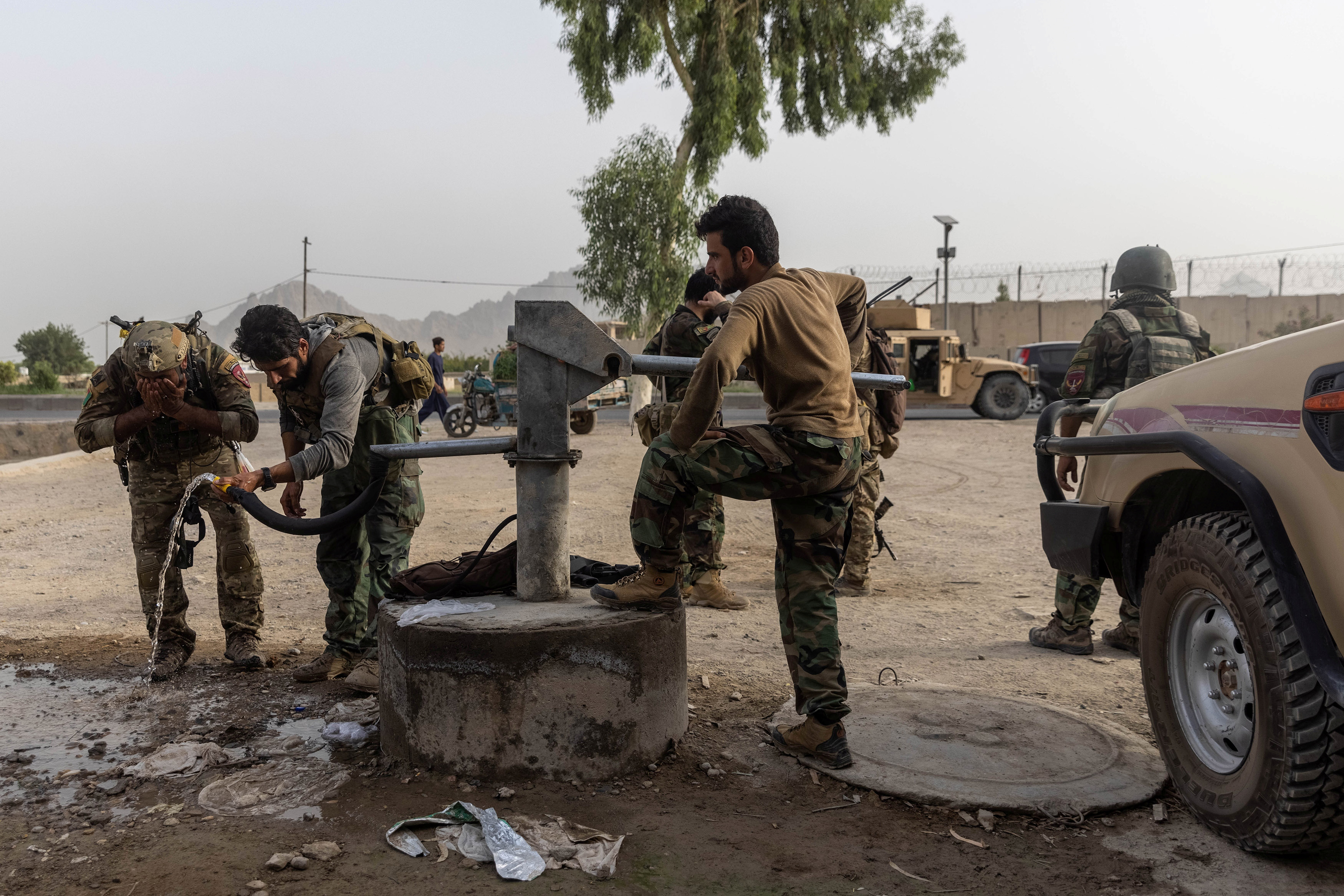 Miembros de las fuerzas especiales afganas se reagrupan tras fuertes enfrentamientos con los talibanes durante la misión de rescate de un policía asediado en un puesto de control, en la provincia de Kandahar, Afganistán, el 13 de julio de 2021. 