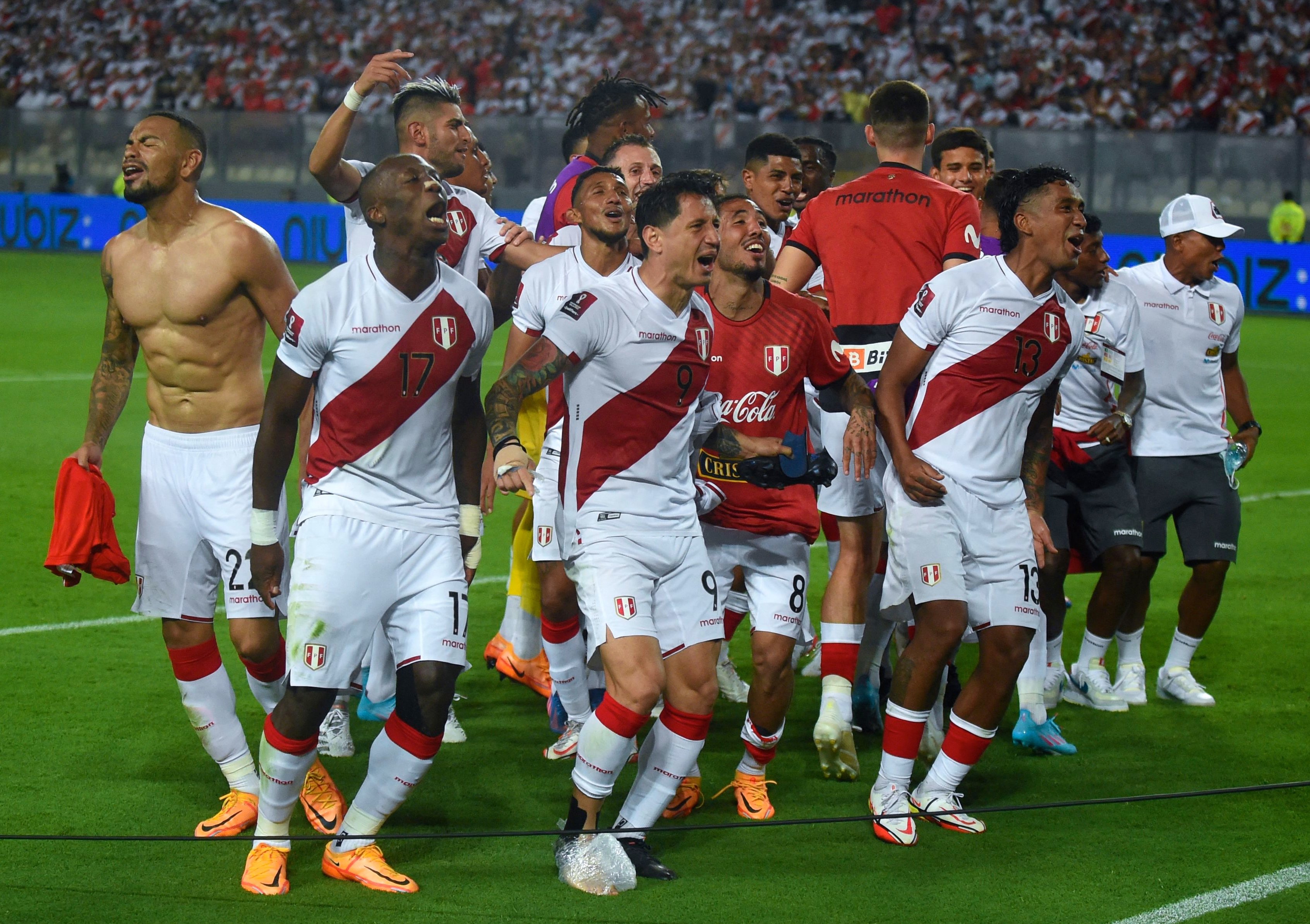 Perú derrotó 2-0 a Paraguay en Lima y logró el repechaje en la última fecha de Eliminatorias.