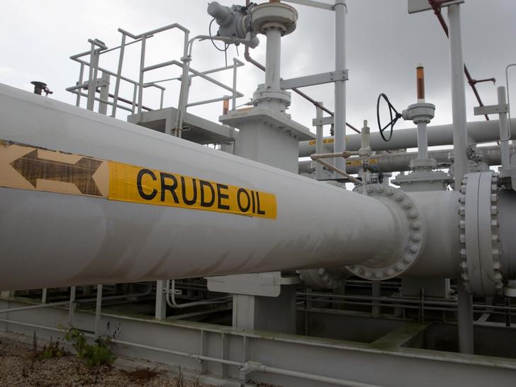 Imagen de archivo de una serie de oleoductos en la Reserva Estratégica de Petróleo en Freeport, Texas, EEUU. 9 junio 2016. REUTERS/Richard Carson