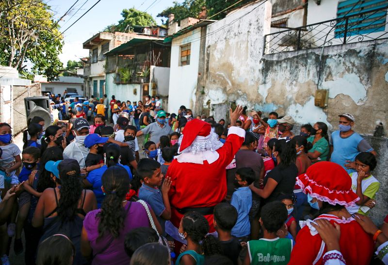 La recorrida de Papá Noel por Guarenas (REUTERS/Fausto Torrealba)