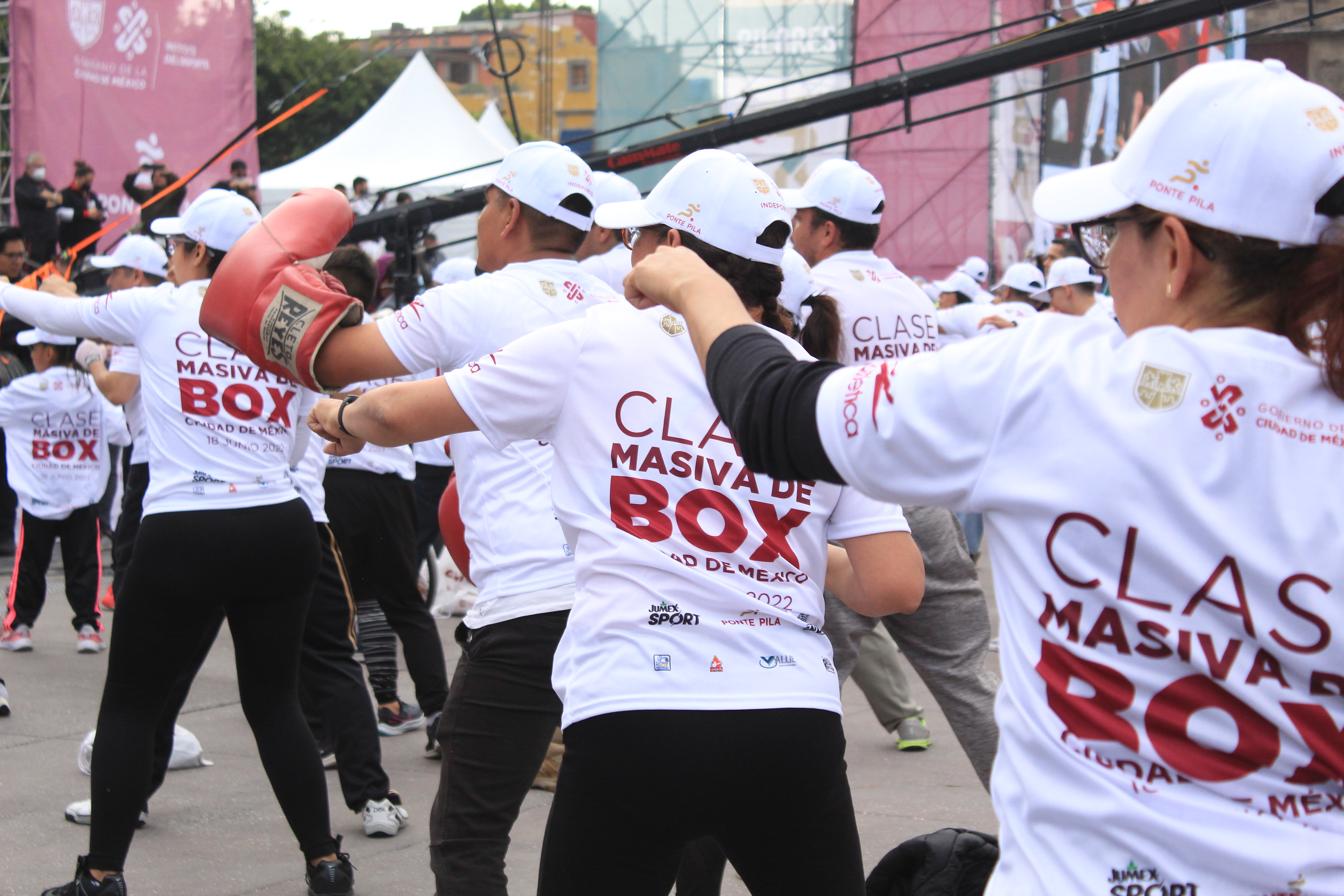 La clase masiva de box y los conciertos en el Zócalo han generado críticas ante el aumento de casos de COVID-19 (Foto: Luz Anahí Coello/ Infobae México)