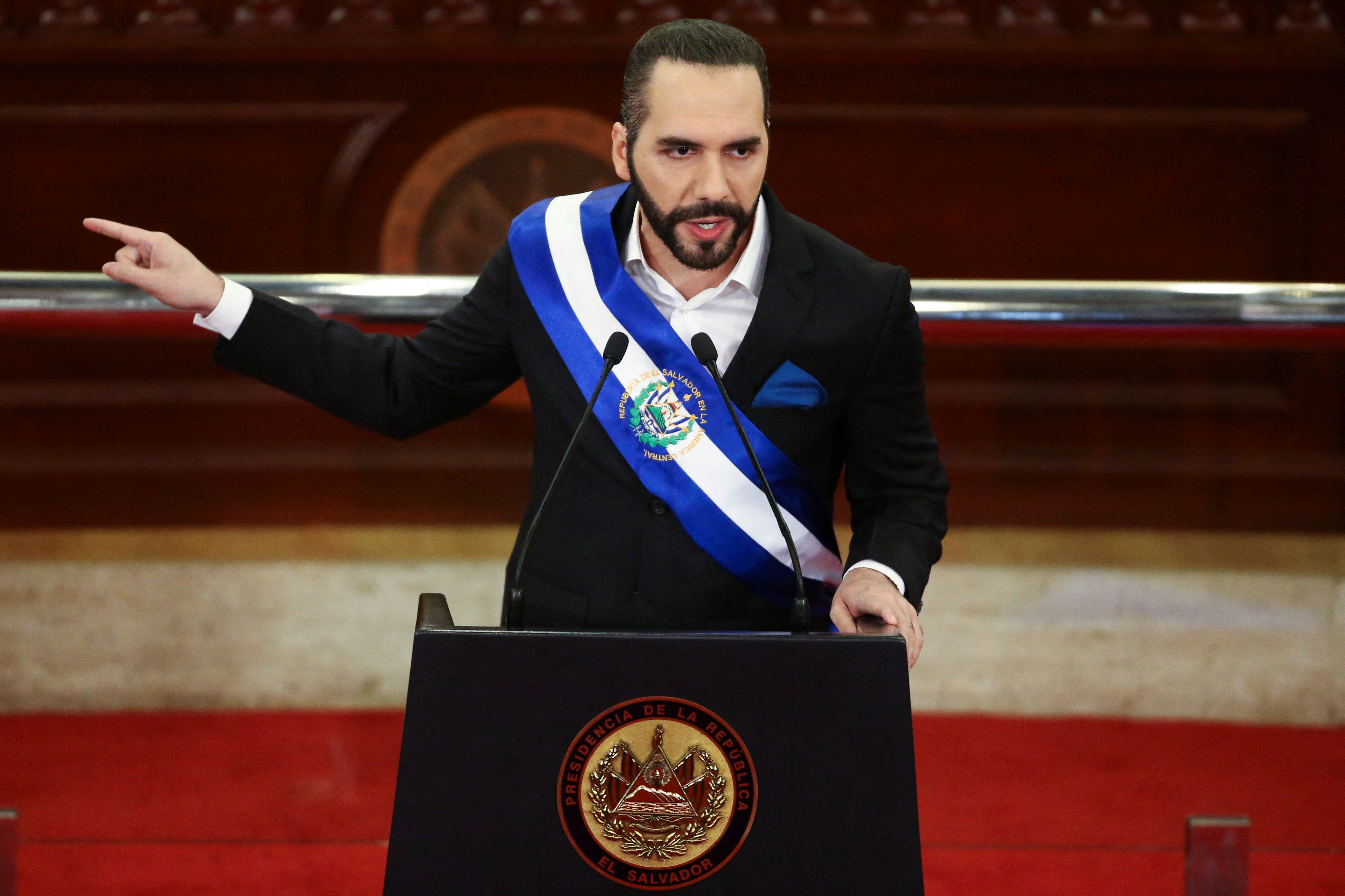 El presidente de El Salvador, Nayib Bukele, gesticula mientras pronuncia un discurso al país con motivo de su tercer año de mandato, en San Salvador, El Salvador, 1 de junio de 2022. REUTERS/Jose Cabezas