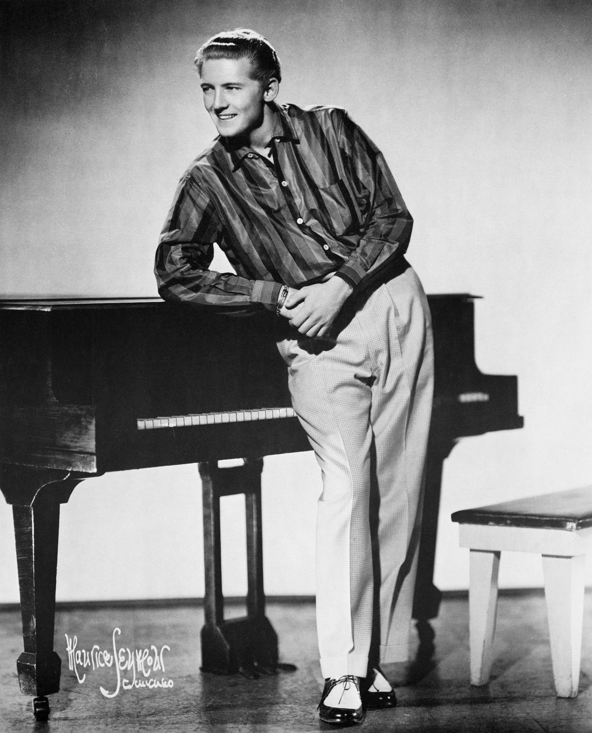 Retrato del pianista y cantante Jerry Lee Lewis apoyado en un piano (Foto de John Springer Collection/Getty Images)
