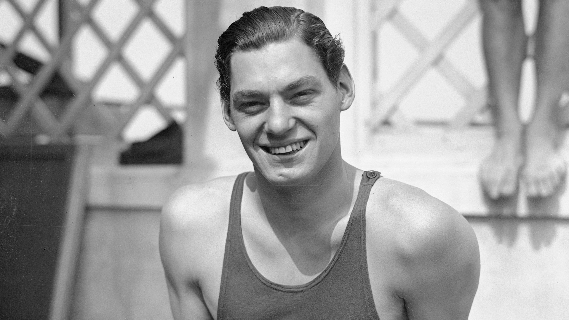 Johnny Wiesmuller cuando era joven y ganaba Olimpiadas como nadador (Bettmann Archive)
