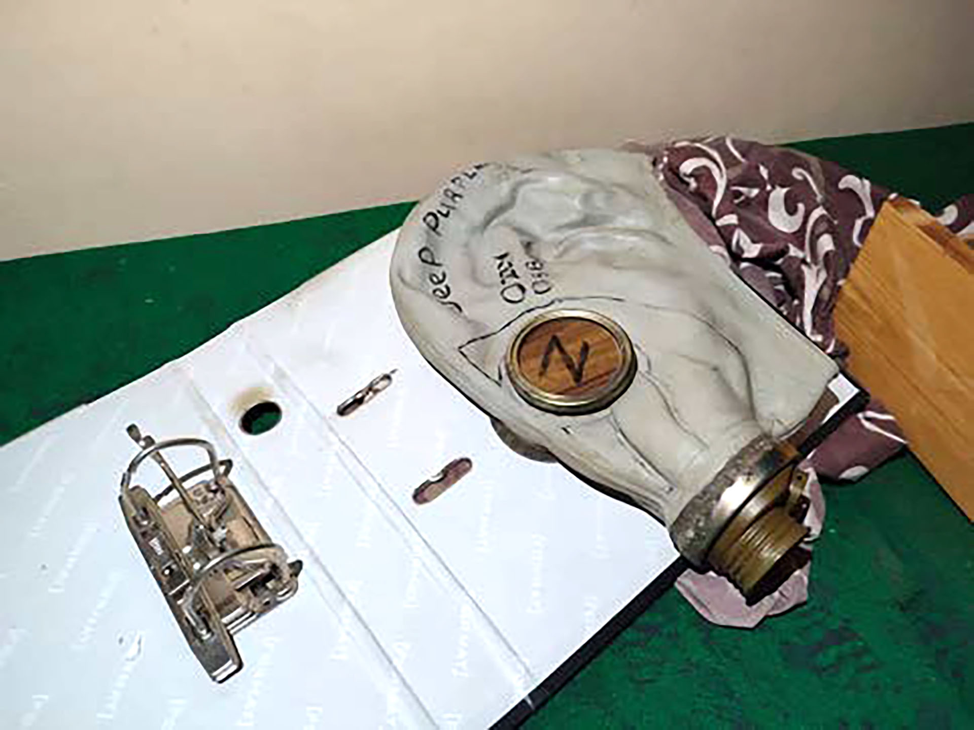 Máscara antigás utilizada para torturar a civiles en Kupiansk, región de Kharkiv. La letra "Z" es utilizada por los rusos como símbolo de la guerra de Rusia contra Ucrania. Foto de Dumka.media