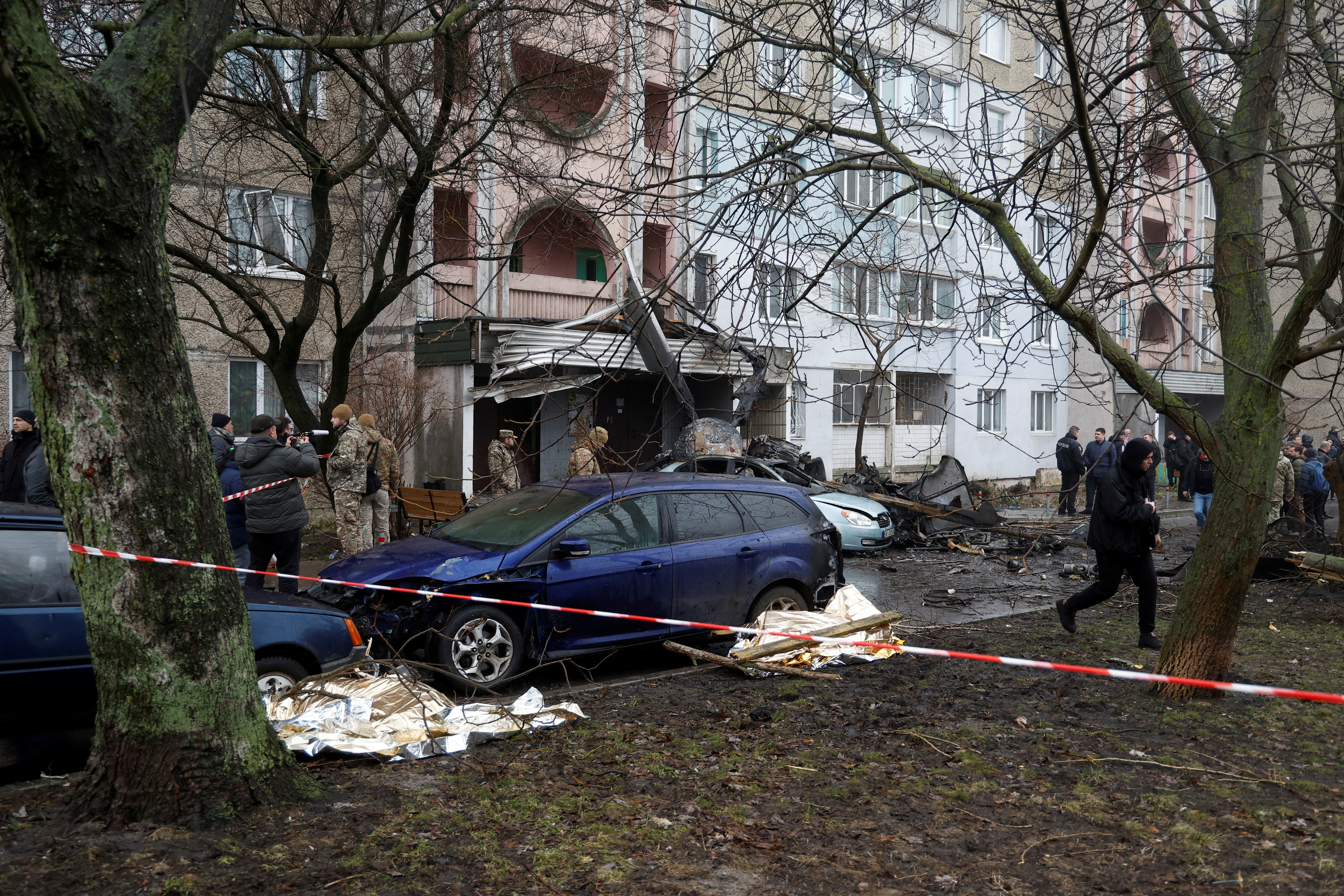 Una vista muestra el sitio donde un helicóptero cae sobre edificios de infraestructura civil, en medio del ataque de Rusia a Ucrania, en la ciudad de Brovary, en las afueras de Kyiv, Ucrania, el 18 de enero de 2023. REUTERS/Valentyn Ogirenko IMÁGENES TPX DEL DÍA