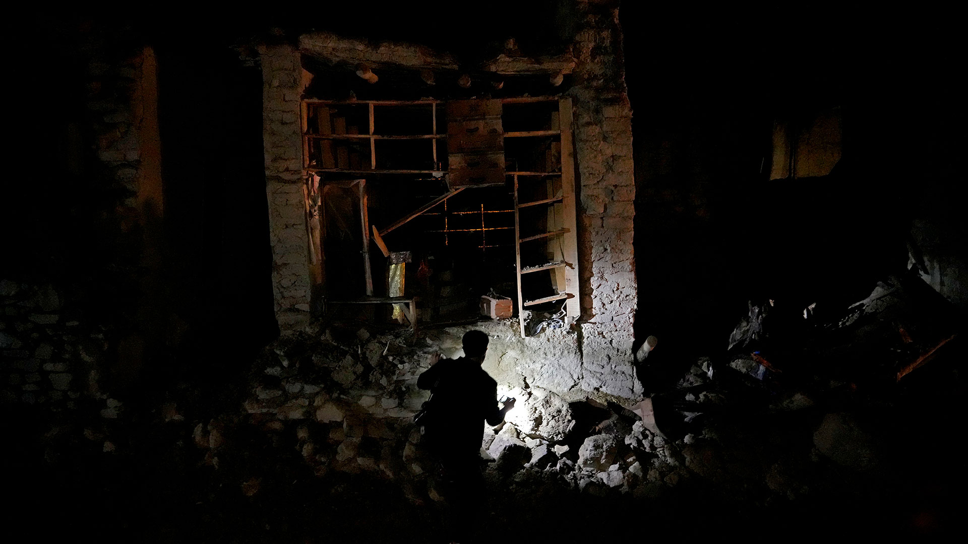 Afganos buscan sobrevivientes en la aldea de Gyan, en la provincia de Paktika, Afganistán. (Foto AP/Ebrahim Nooroozi)

