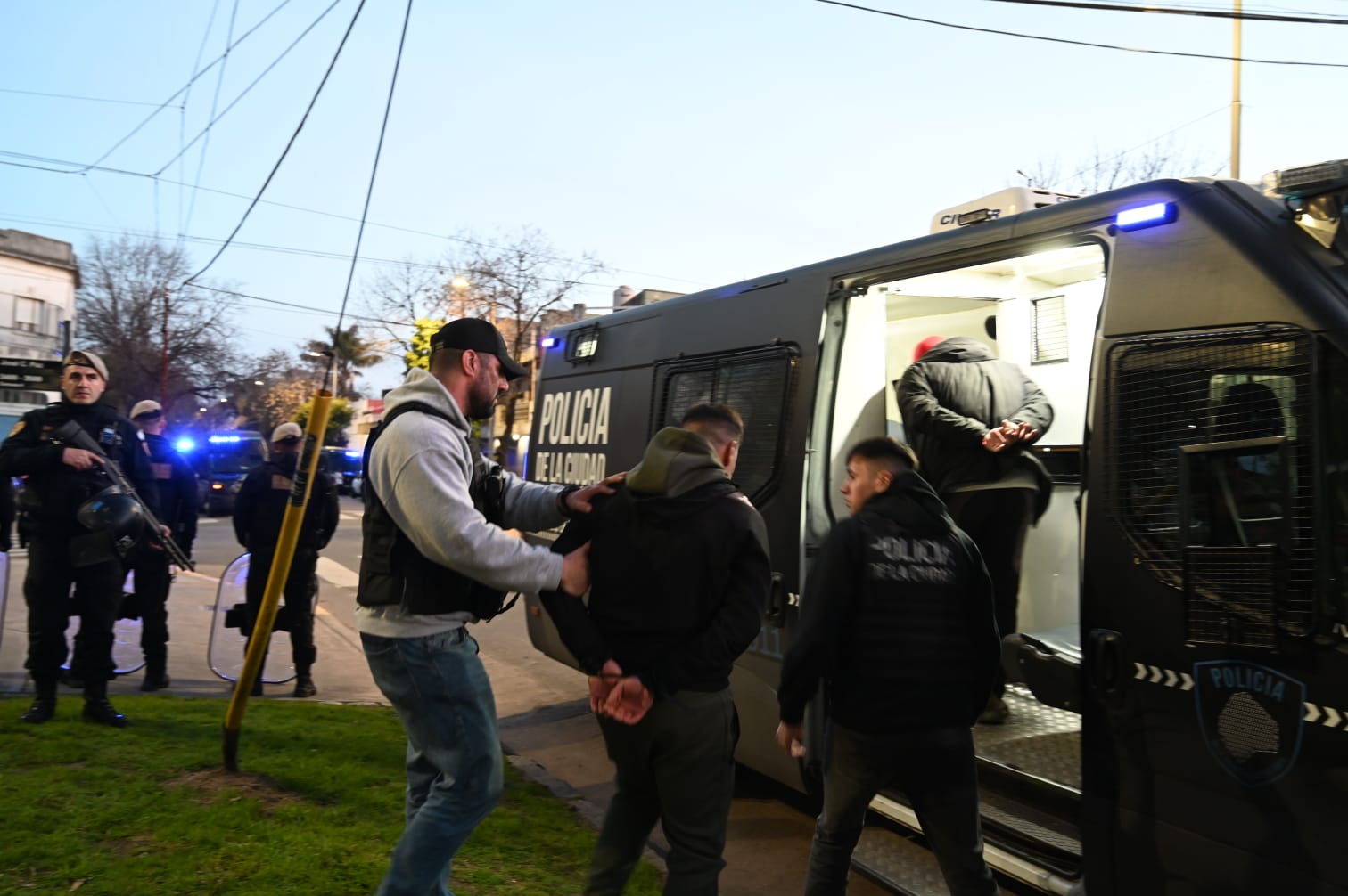 El fuerte castigo que les aplicaron a 17 barras de Hurac&aacute;n por los incidentes en la previa del partido contra Deportivo Riestra