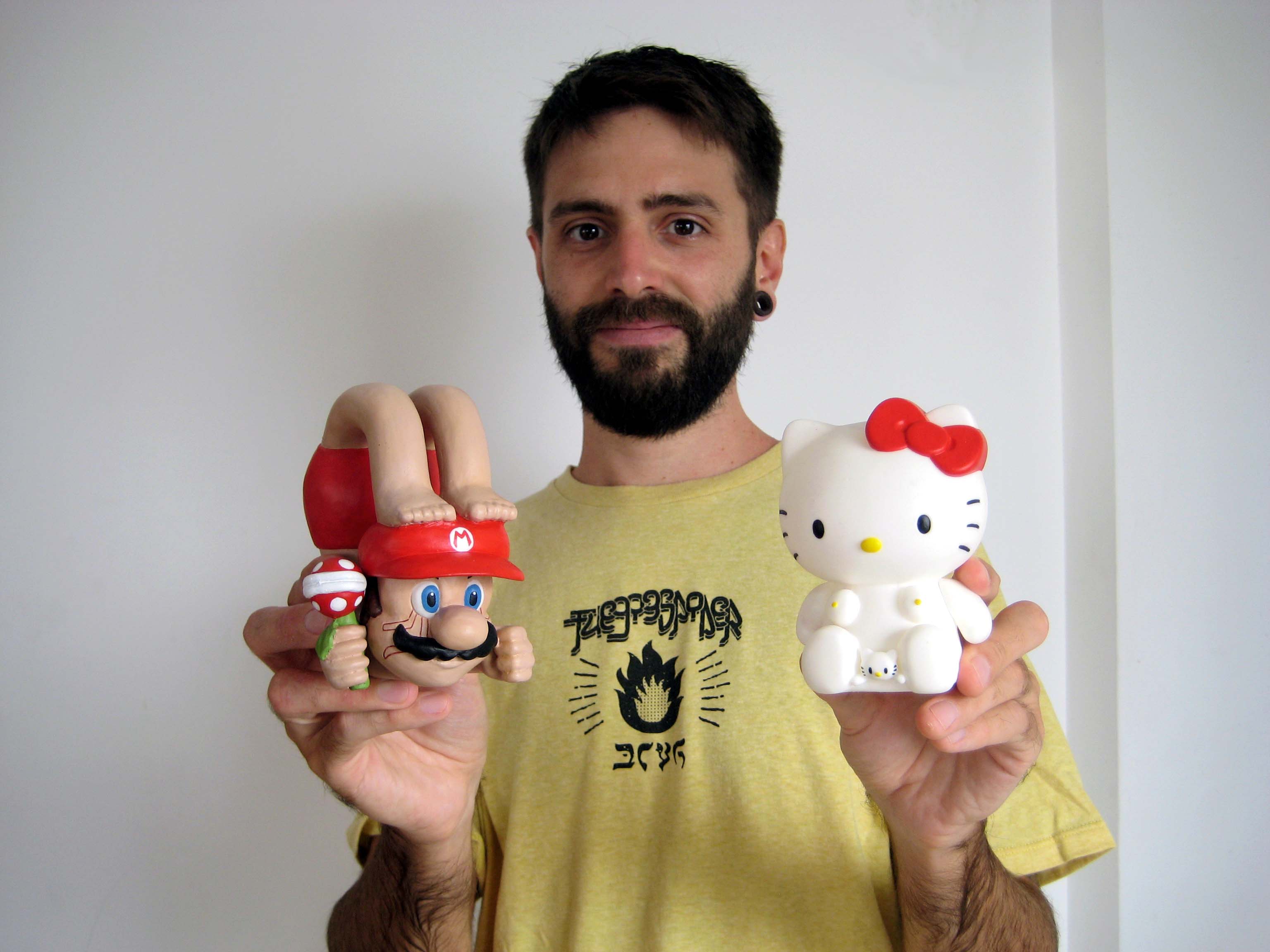 Denis Paradis posando junto a sus creaciones de Camote Toys