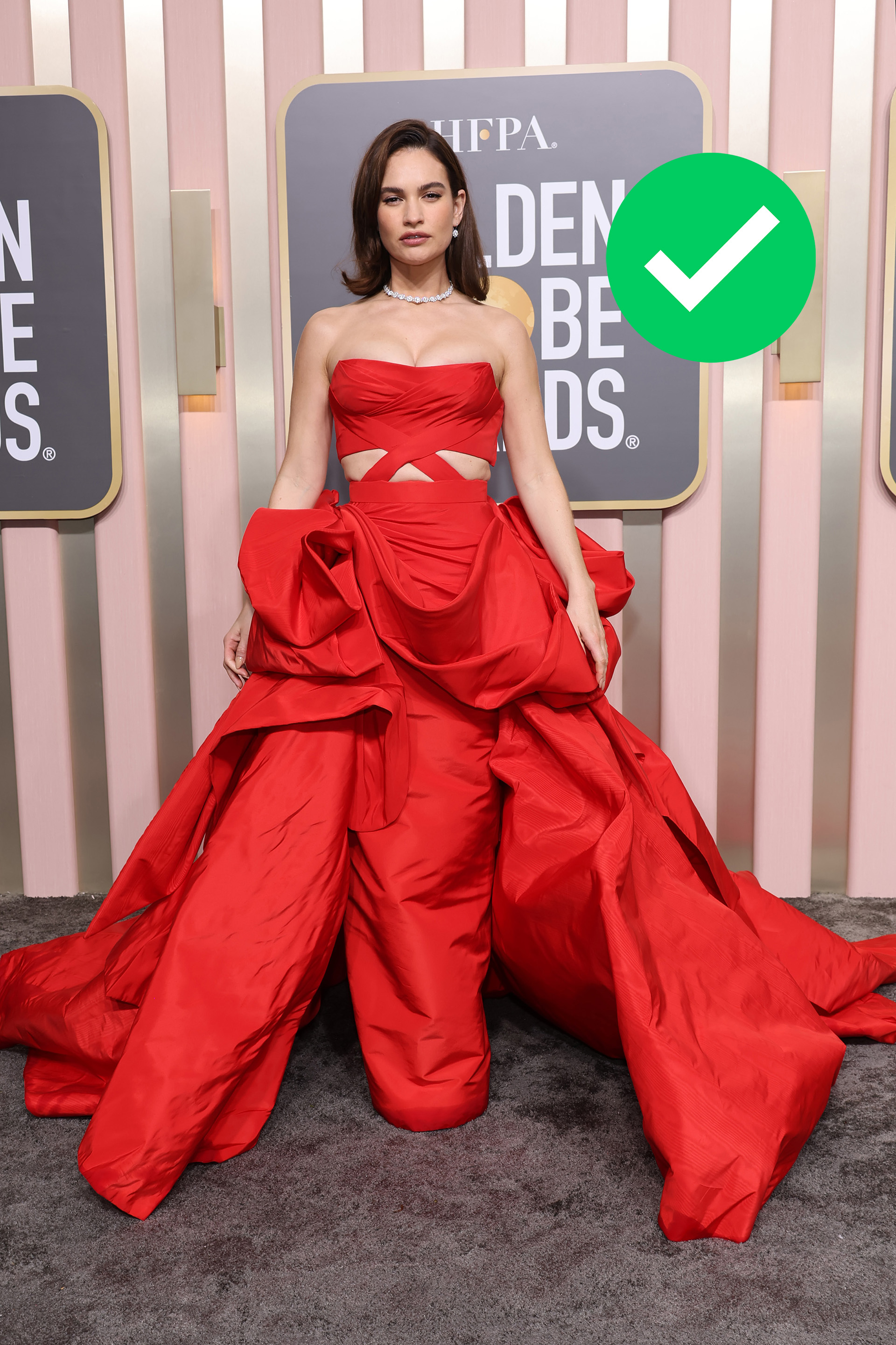 La actriz Lily James asombró a todos con un vestido rojo en strapless 