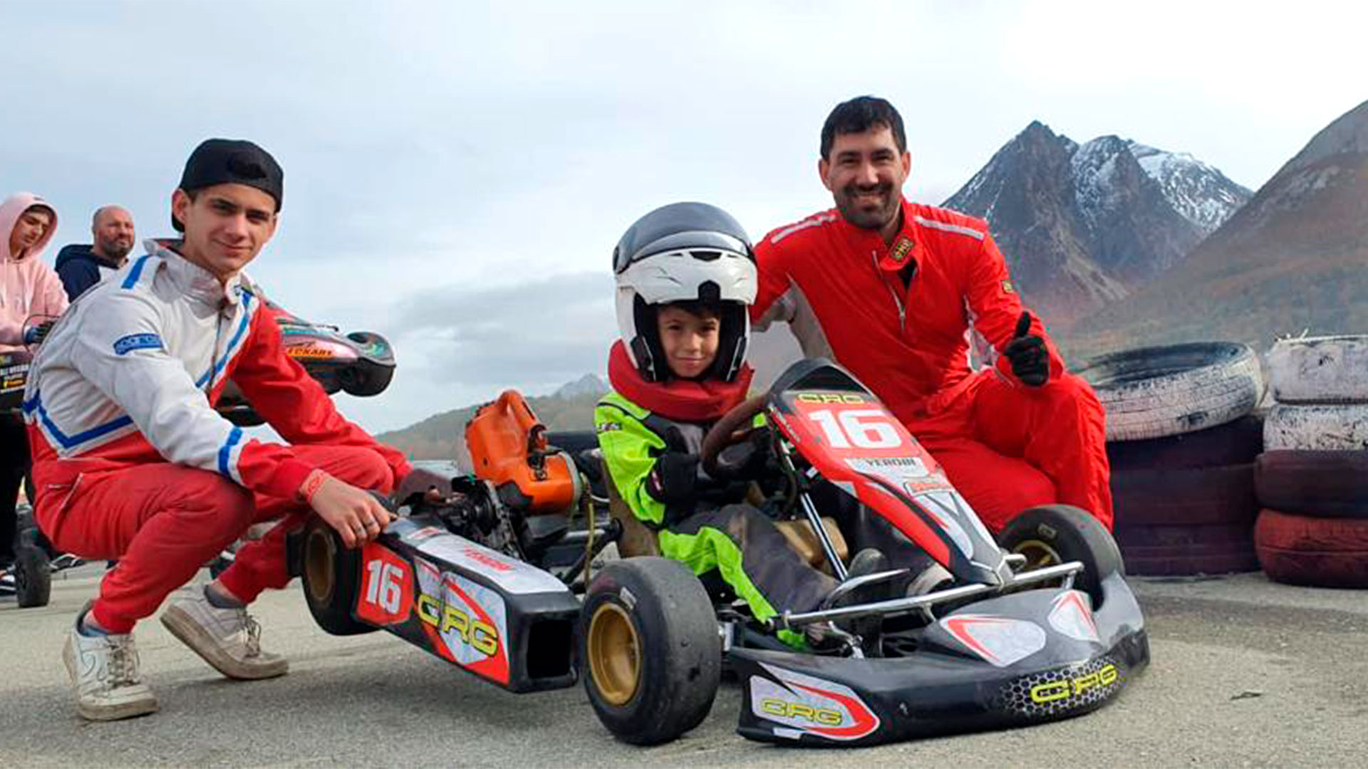 Lucas con sus hijos, Arián y Francesco, quienes heredaron su pasión por el automovilismo (Lucas Yerobi)
