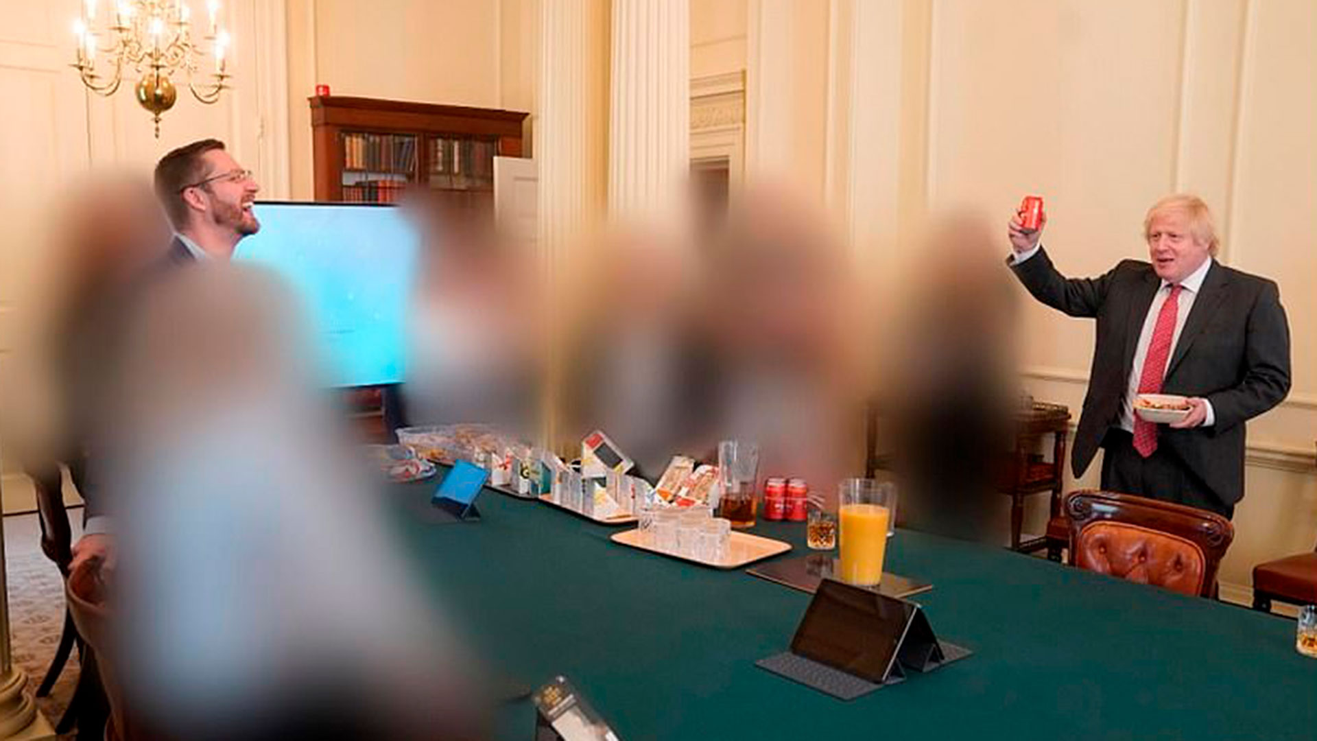 19 Juni 2020: Rapat di ruang Kabinet di N10 Downing Street pada hari ulang tahun Perdana Menteri. 