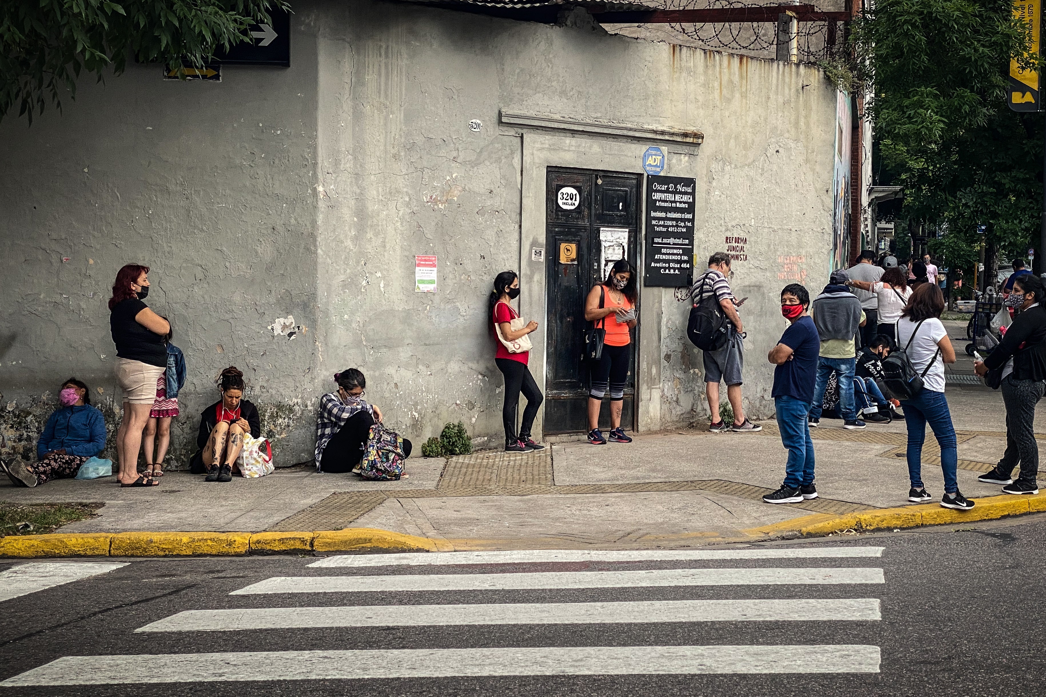 Un grupo de personas hace fila en busca de un empleo hoy martes, en Buenos Aires (Argentina). EFE/Juan Ignacio Roncoroni
