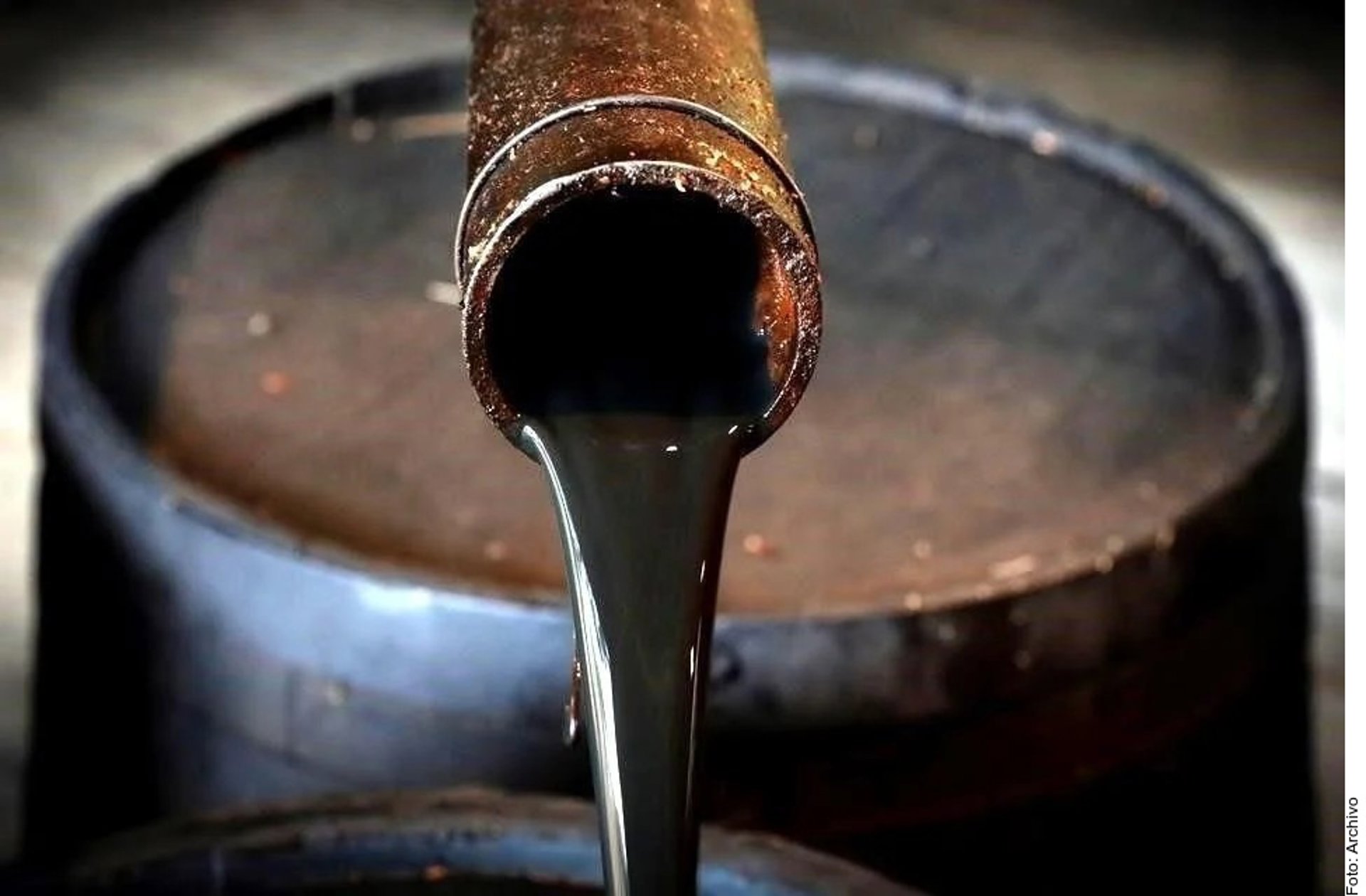 El petr&oacute;leo subi&oacute; cerca de 5% por la tensi&oacute;n en el estrecho de Ormuz y la falta de avances entre Ir&aacute;n y Estados Unidos