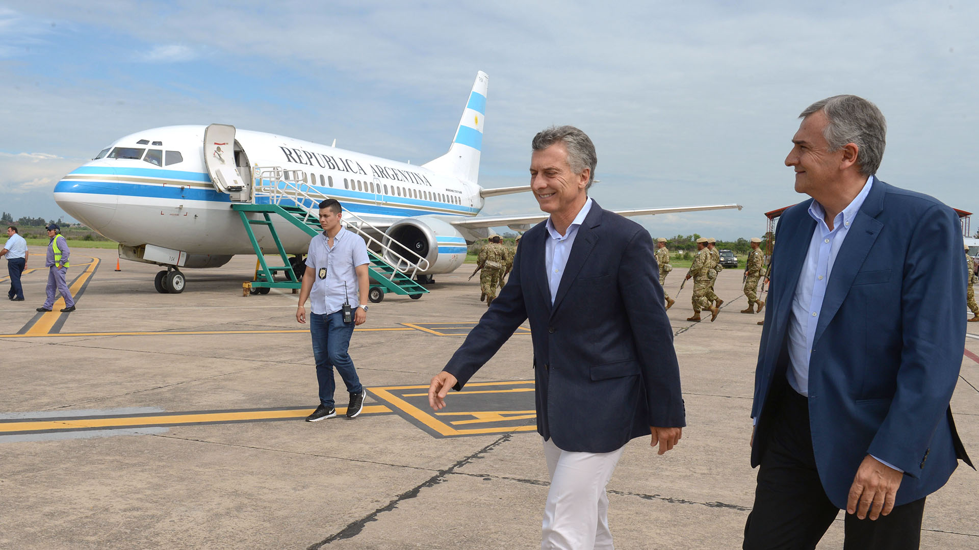 Foto de Archivo: el entonces presidente Macri y Morales en el aeropuerto de Jujuy (Presidencia)