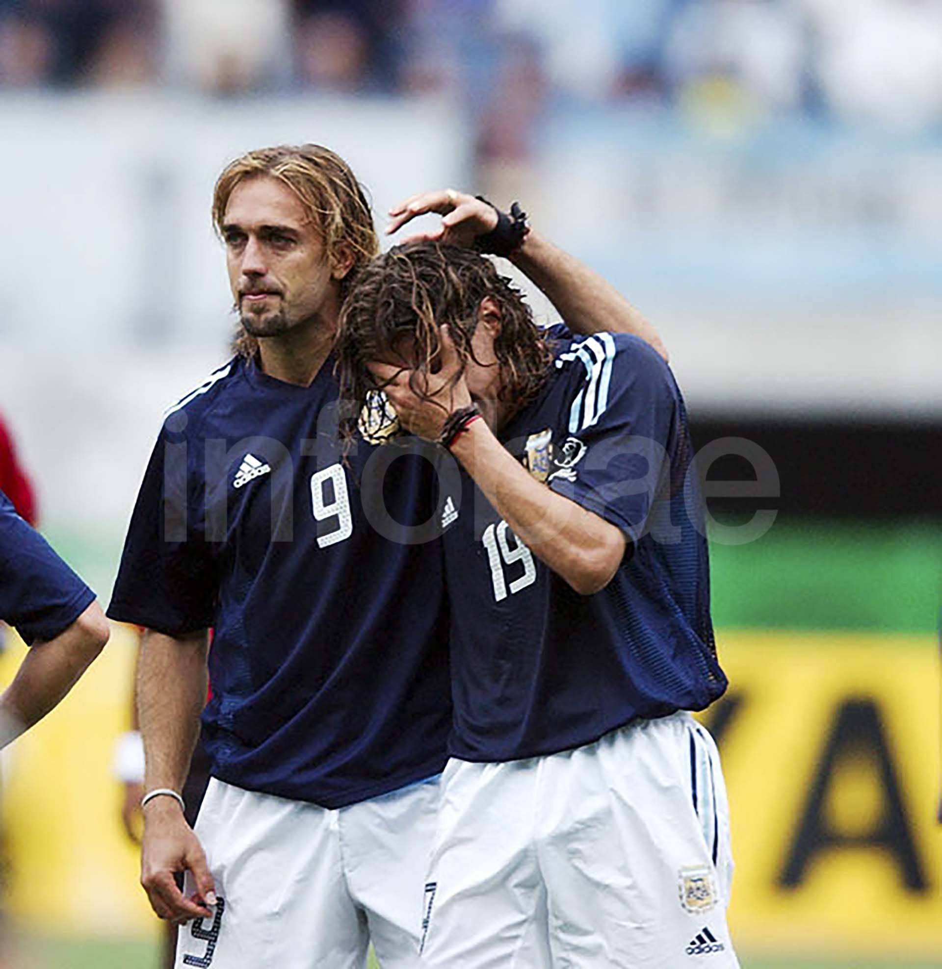 Gabriel Batistuta consuela a un Hernán Crespo devastado por la eliminación de Argentina en primera ronda en Corea-Japón 2002
