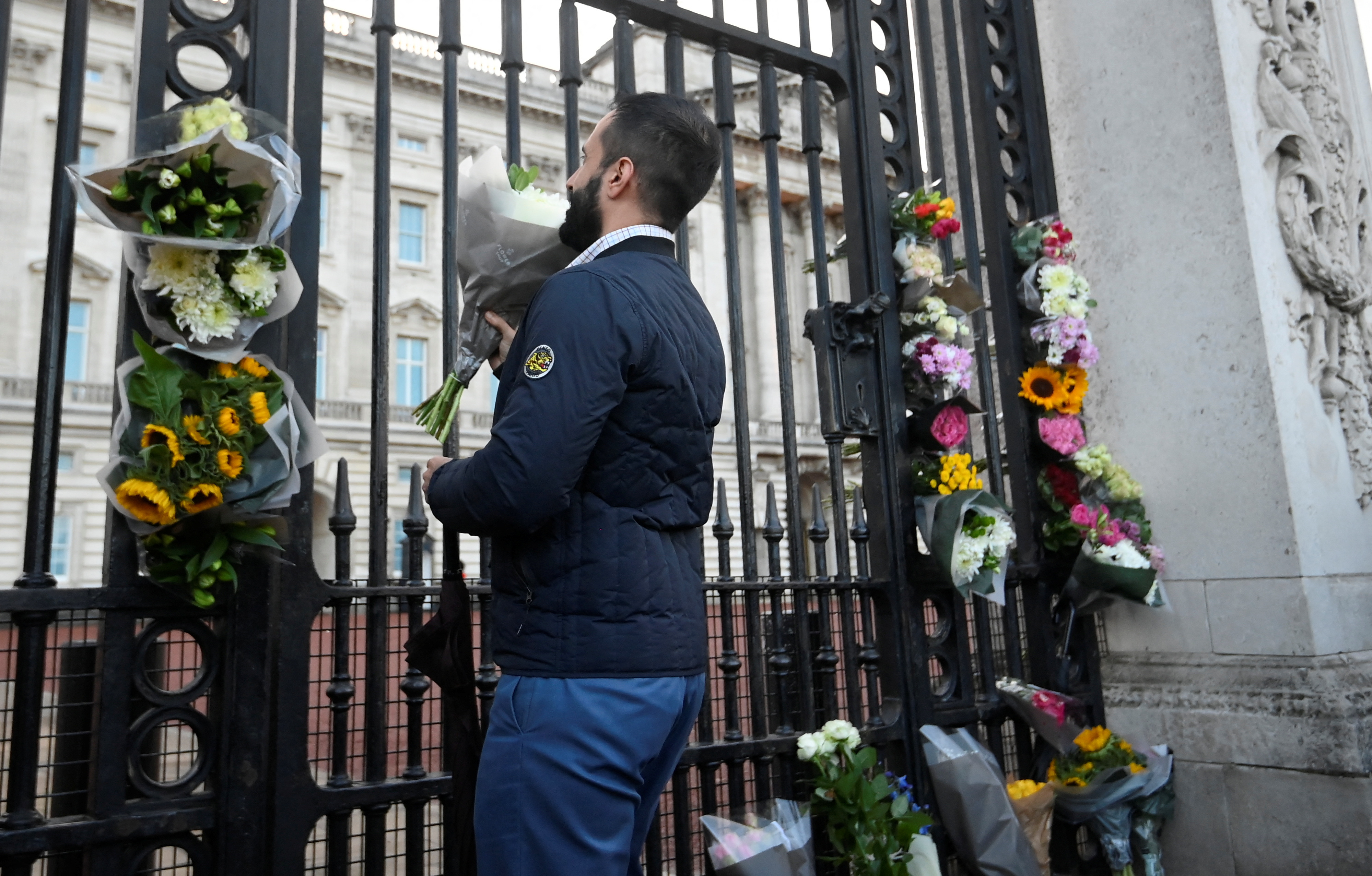 Muchos de los simpatizantes, algunos con flores, venían de fuera del Reino Unido (REUTERS/Toby Melville)