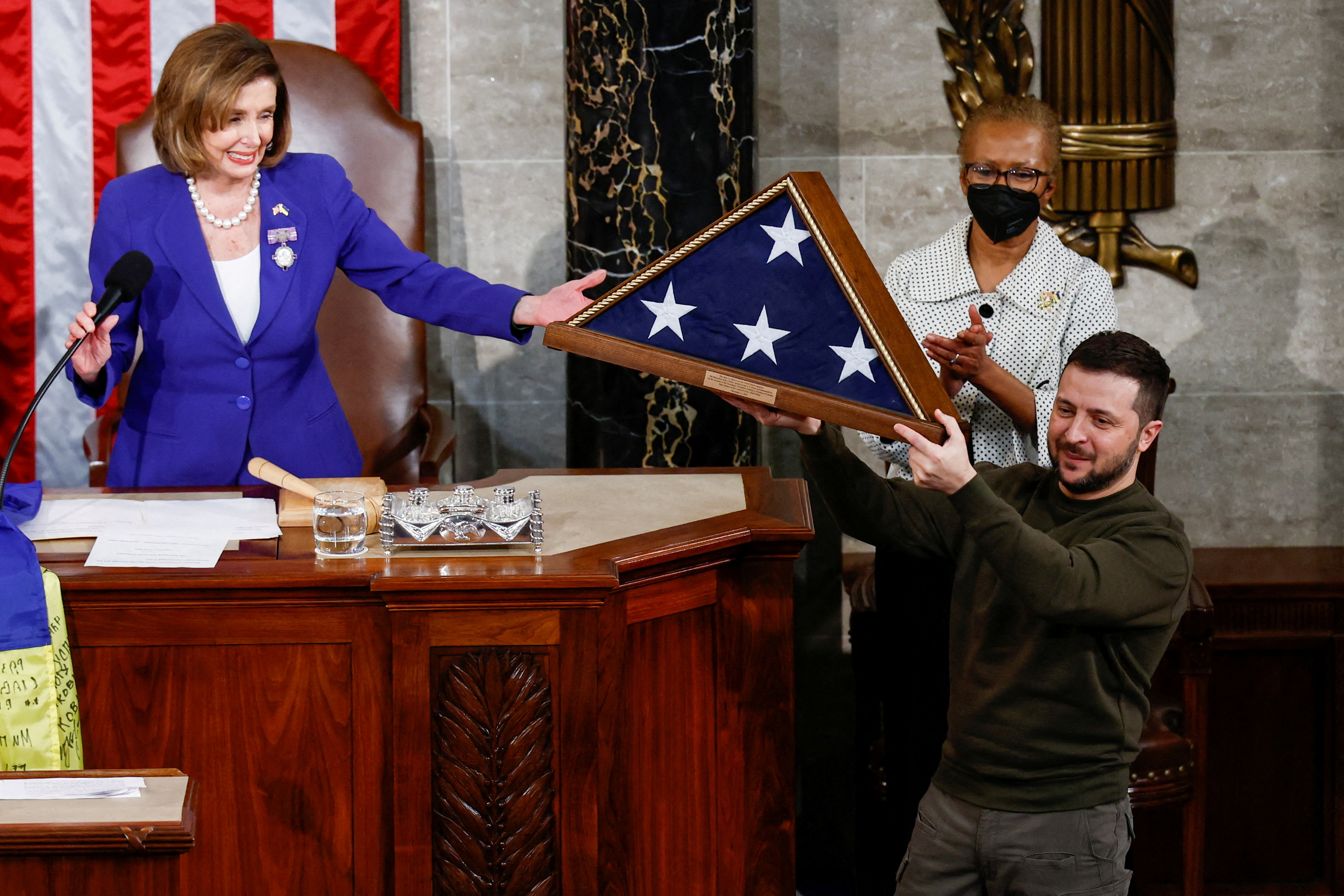 El presidente de Ucrania recibió la bandera de los Estados Unidos de manos de la presidenta de la Cámara de representantes, Nancy Pelosi. (REUTERS/Evelyn Hockstein)