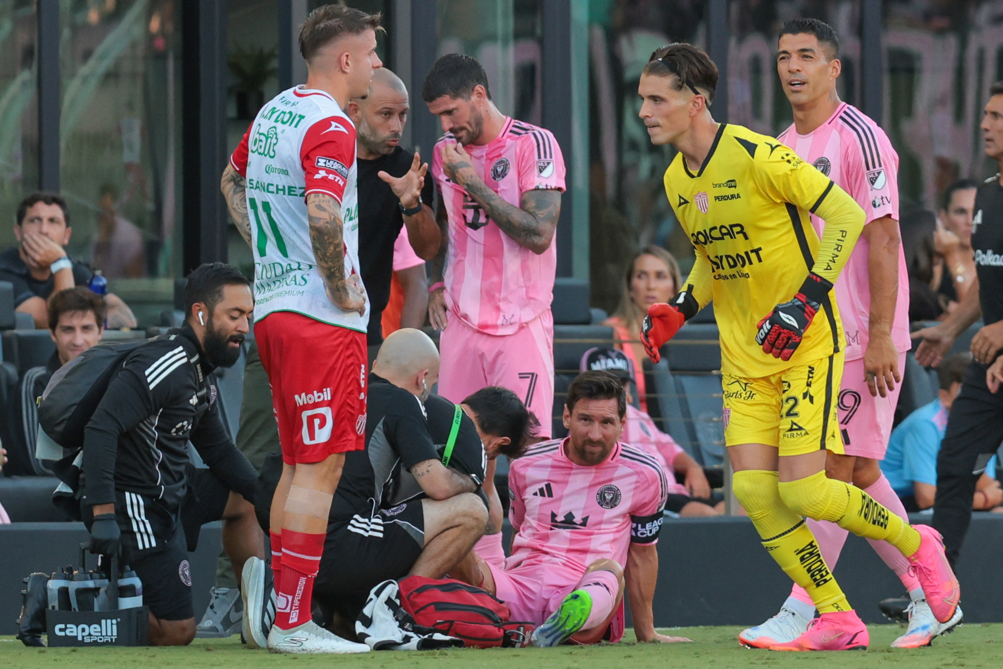 Preocupación en el Inter Miami: Lionel Messi se lesionó en el duelo ante Necaxa y pidió el cambio a los siete minutos