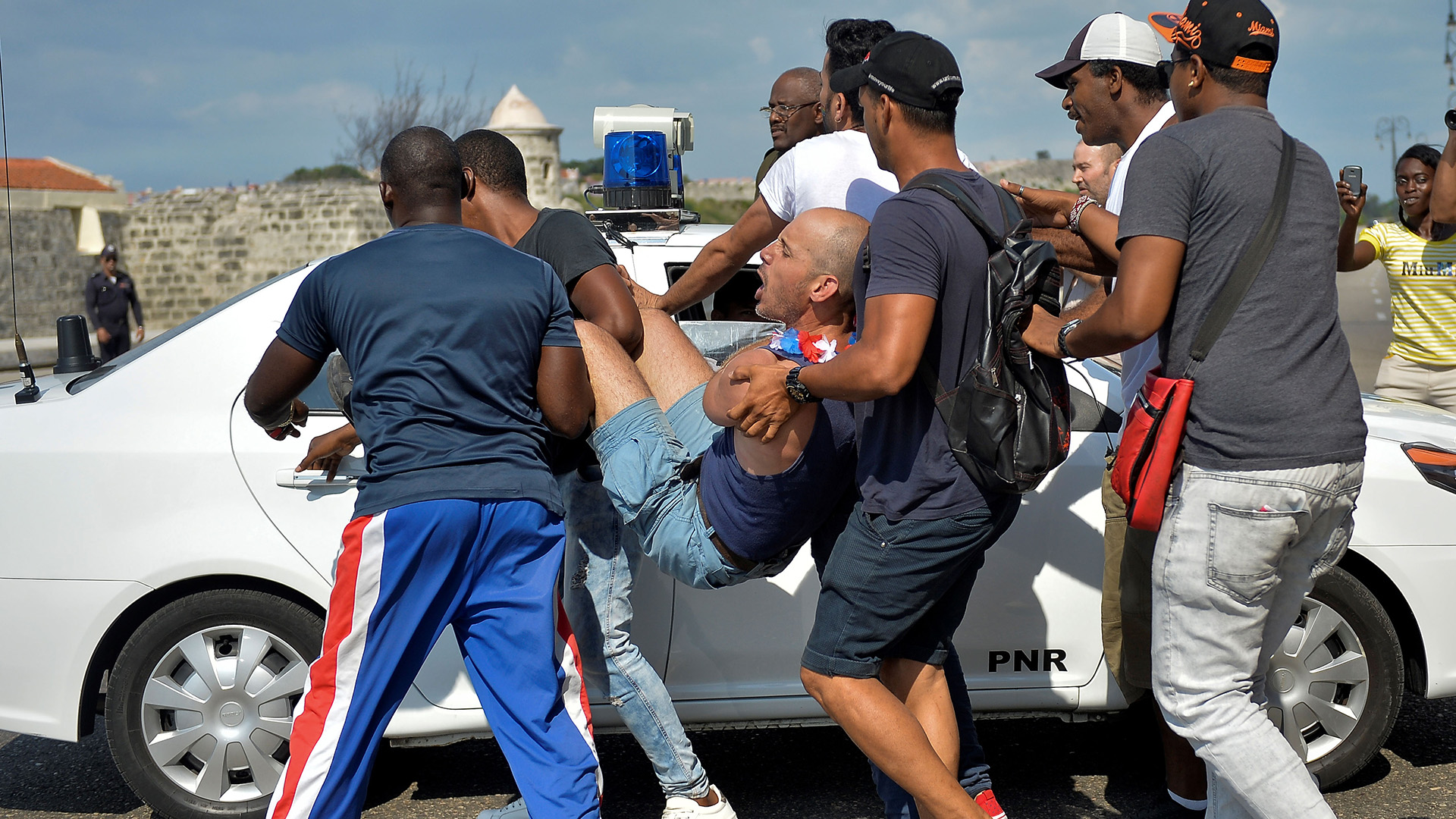 El régimen cubano arresta a manifestantes en una manifestación gay en mayo de este año (Photo by YAMIL LAGE / AFP)