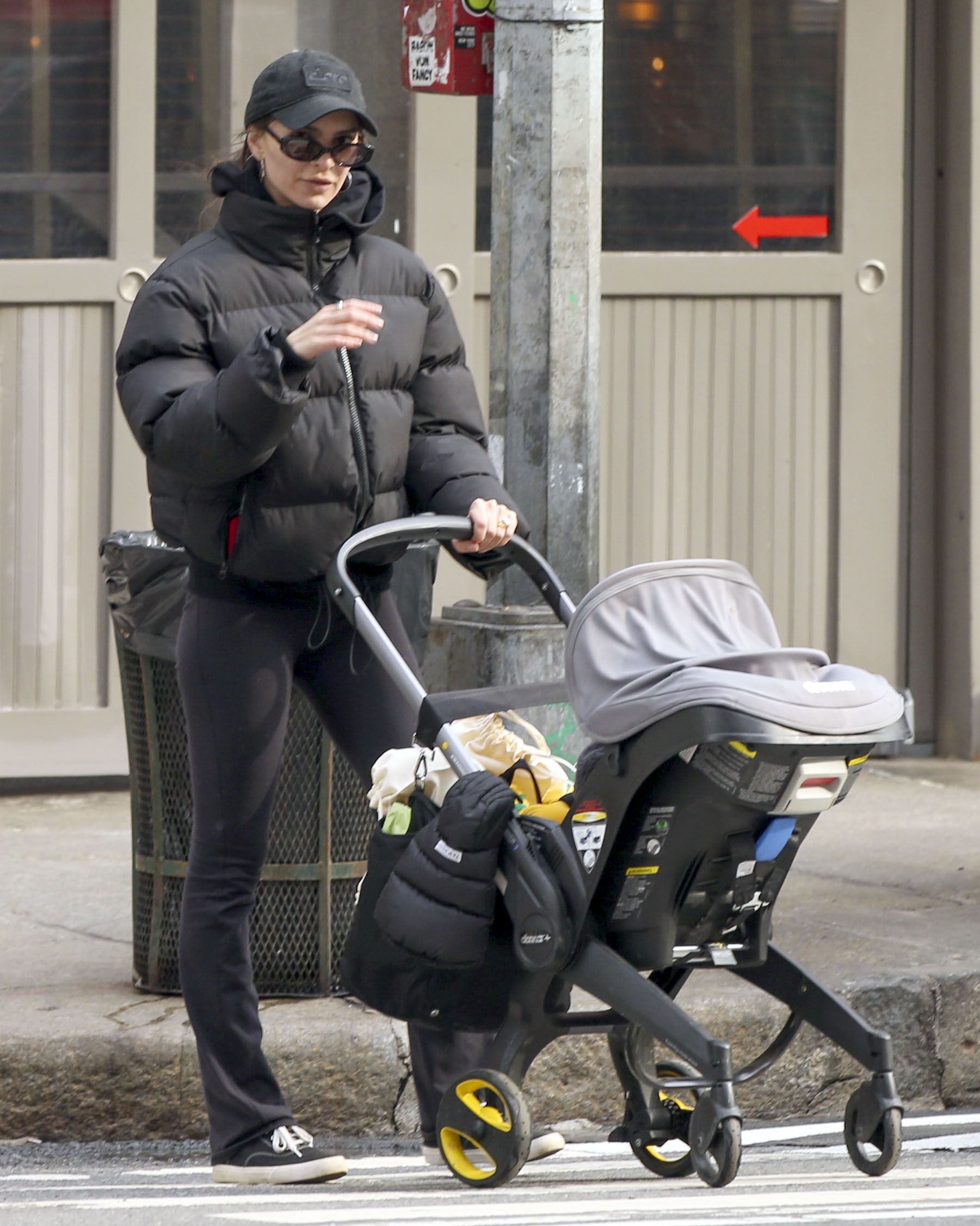 Emily Ratajkowski salió a dar un paseo por las calles de Nueva York junto a su bebé Sylvester Apollo Bear, fruto de su relación con Sebastian Bear-McClard. Luego de su caminata, la modelo ingresó a un exclusivo restaurante para almorzar con su marido