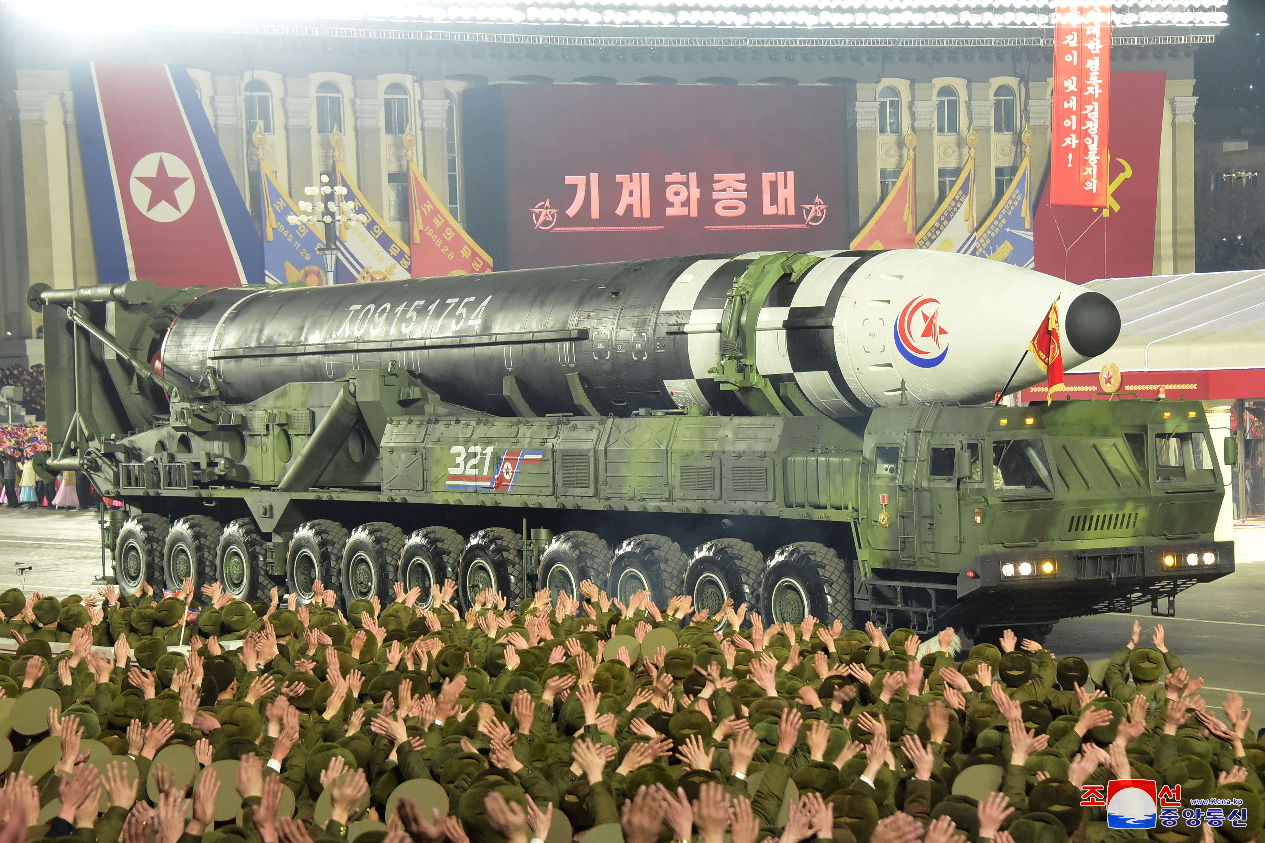 Un misil se muestra durante un desfile militar para conmemorar el 75 aniversario de la fundación del ejército de Corea del Norte, en la Plaza Kim Il Sung en Pyongyang, Corea del Norte 8 de febrero 2023, en esta foto publicada por la Agencia Central de Noticias de Corea del Norte (KCNA). KCNA via REUTERS 