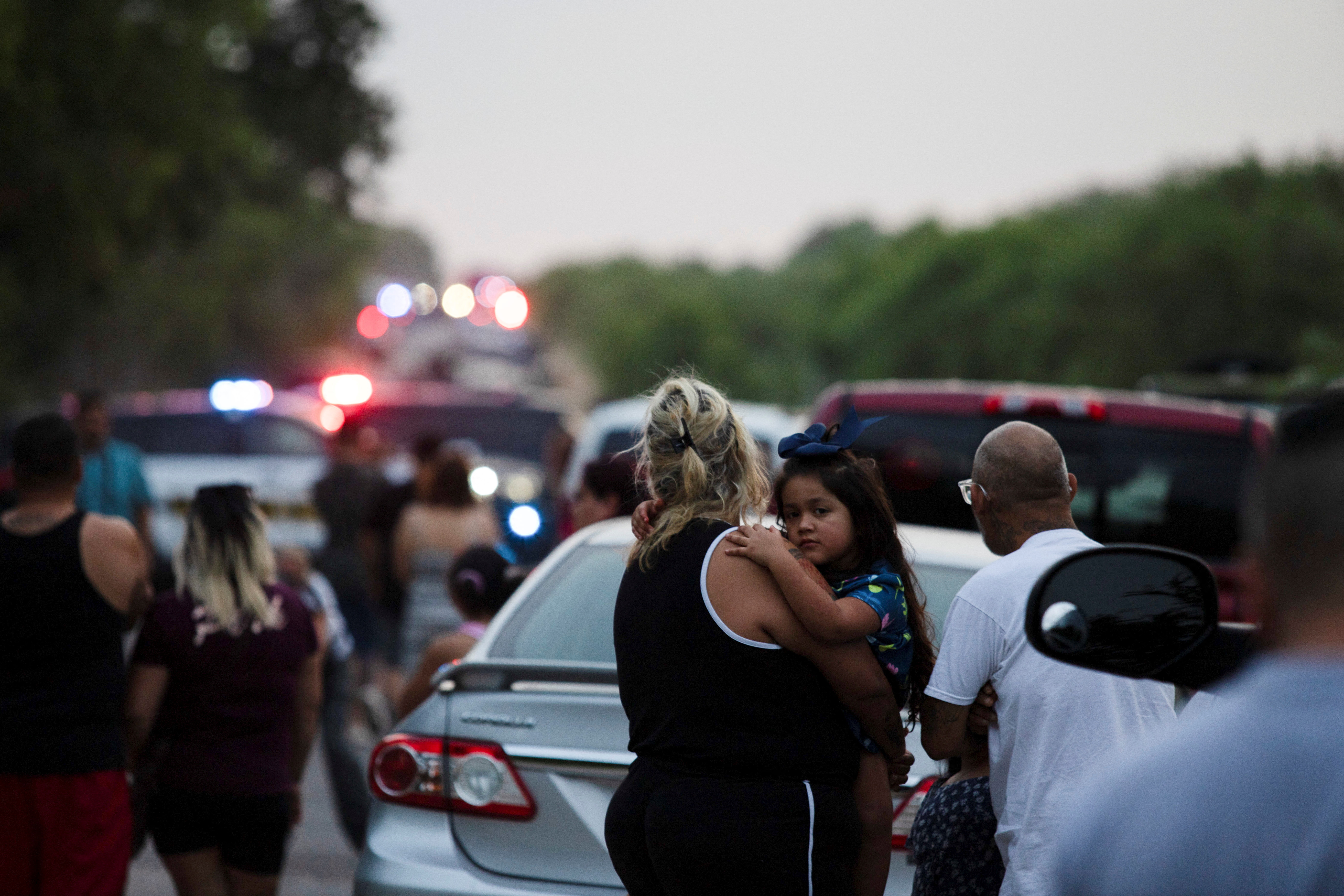 Vecinos de la comunidad observan el trabajo de las autoridades en la escena donde fue encontrado el vehículo. Foto: REUTERS/Kaylee Greenlee Beal