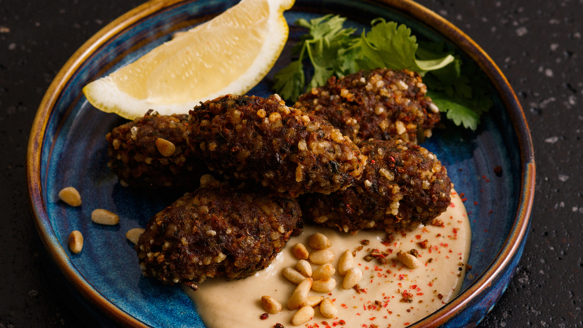 Dentro de los platos que hacen referencia a la cocina isrealí se destacan el hummus clásico; el falafel servido con salsa tahina y lebaneh; el lajmayin, una masa fina al horno con ternera especiada, tomate y tamarindos