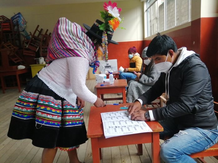 Peruanos ejerciendo su derecho a voto en las elecciones del 2021