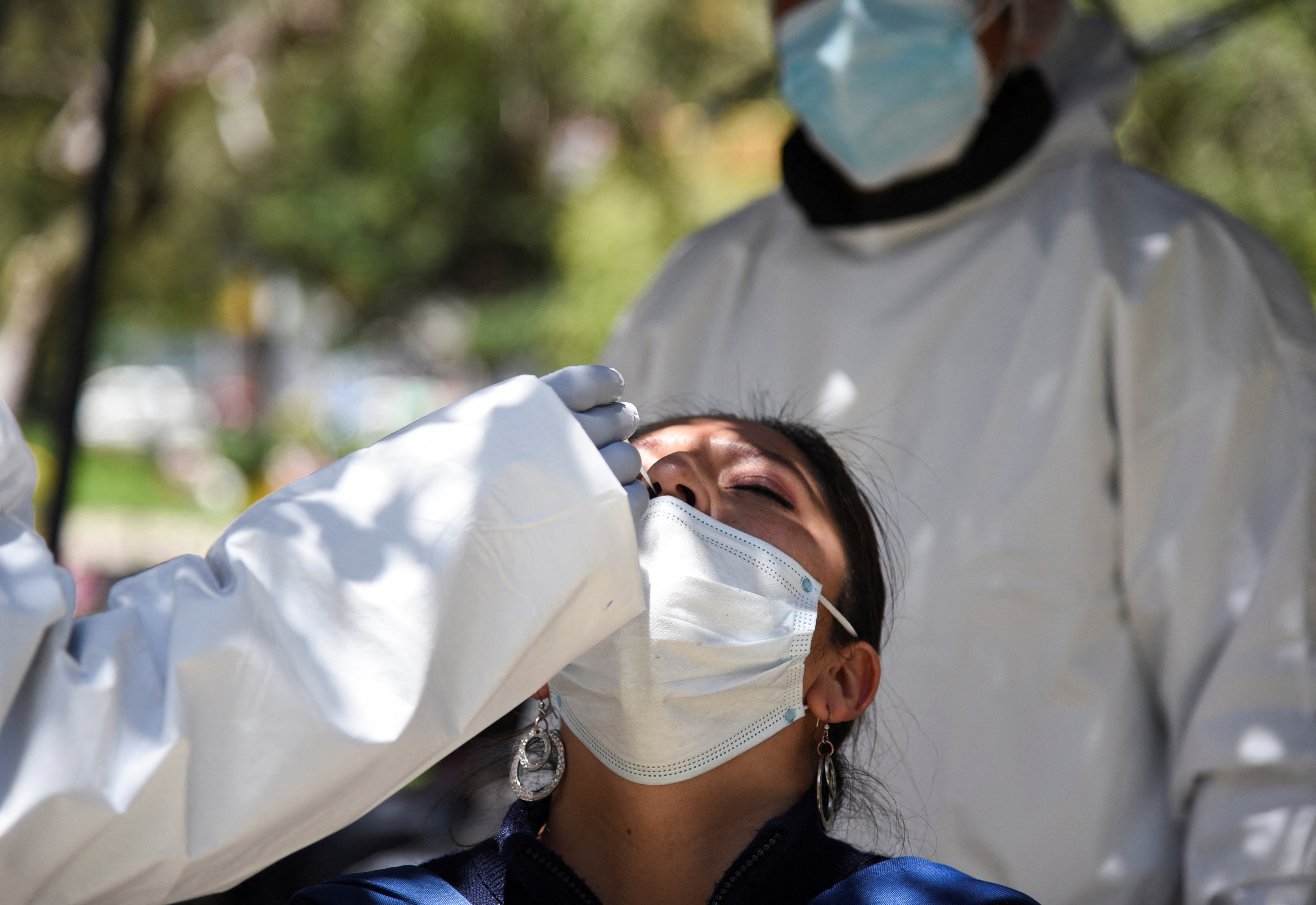 Una mujer es testeada en La Paz (REUTERS/Claudia Morales)