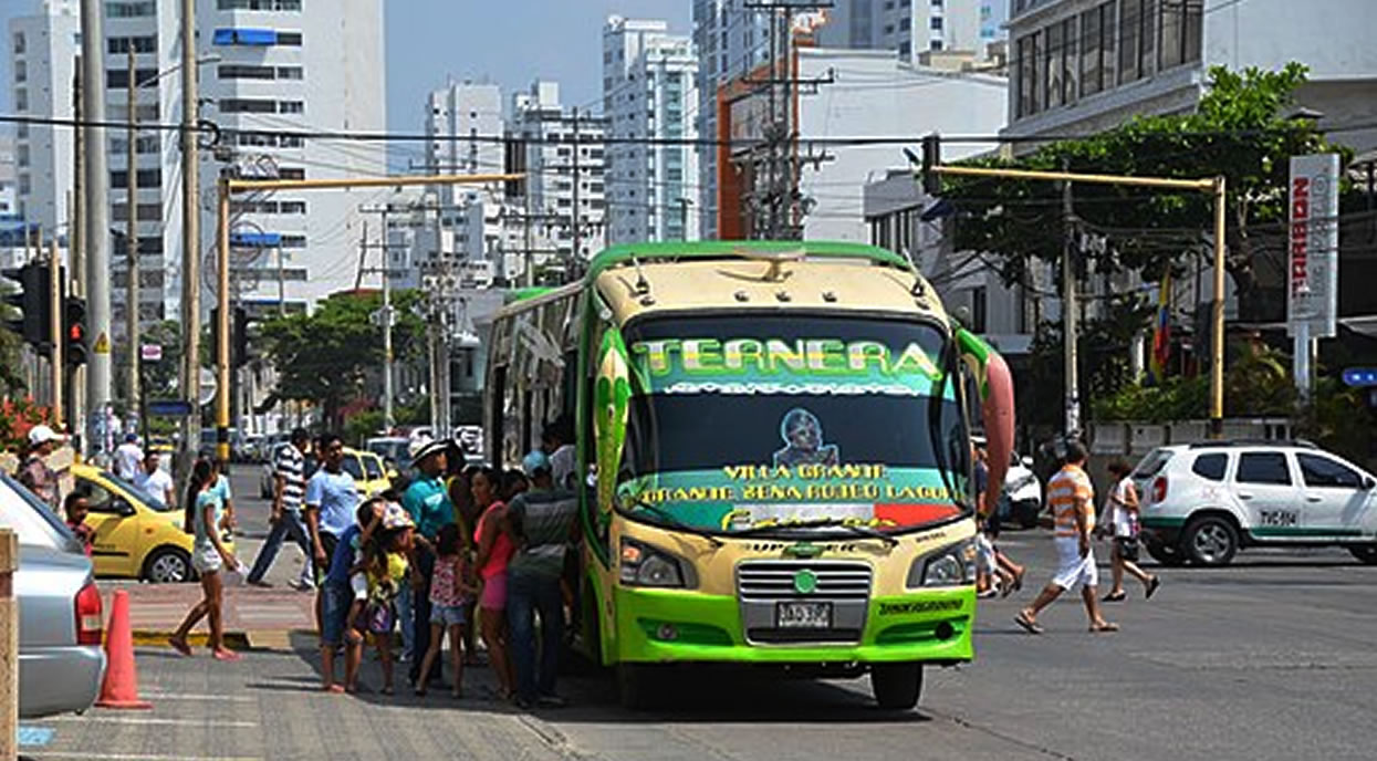 Conductores de bus en Cartagena inician jornada de paro indefinido por chatarrización.