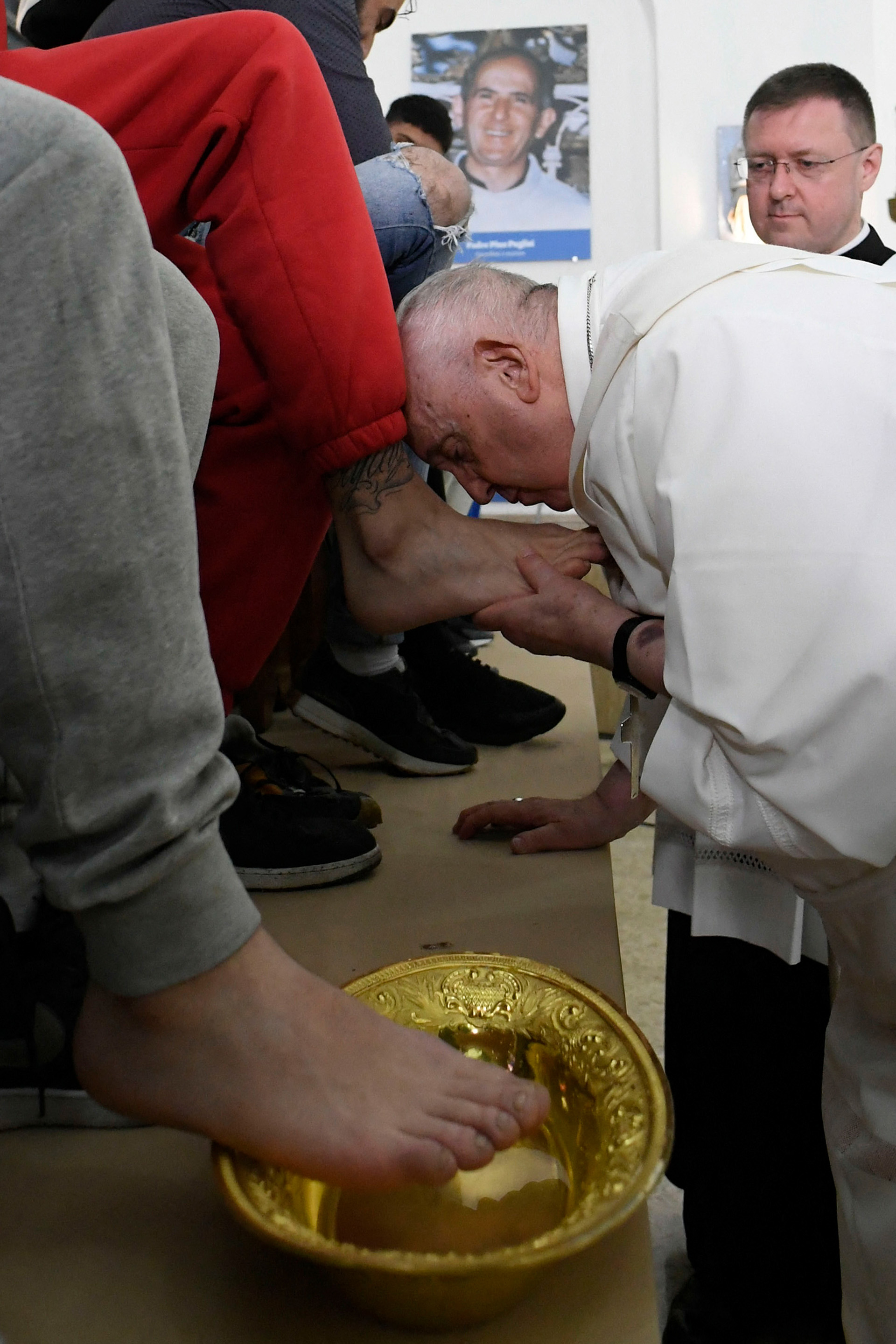 “Con este gesto, Jesús nos recuerda cómo debemos ayudarnos unos a otros”, dijo el Papa