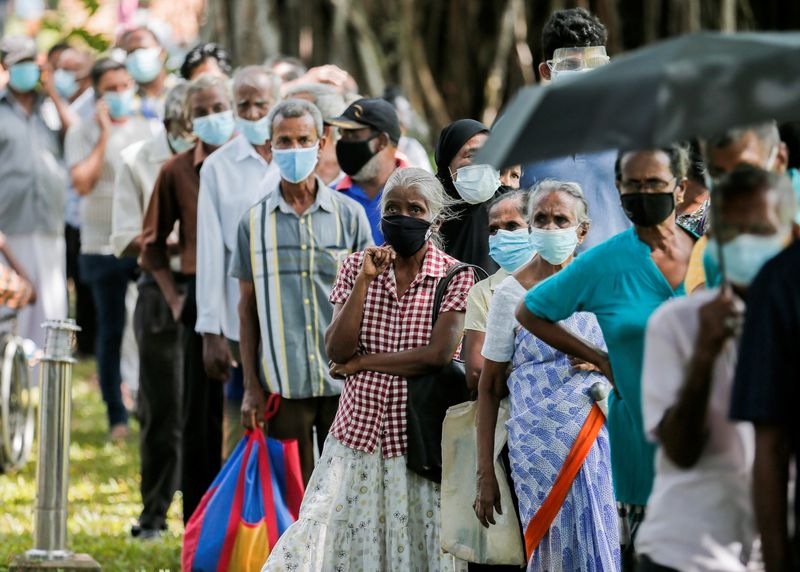 Personas mayores de 60 años esperan para recibir la primera dosis de la vacuna Sinopharm contra la enfermedad del coronavirus (COVID-19) en Colombo, Sri Lanka. 5 de agosto de 2021. REUTERS/Dinuka Liyanawatte