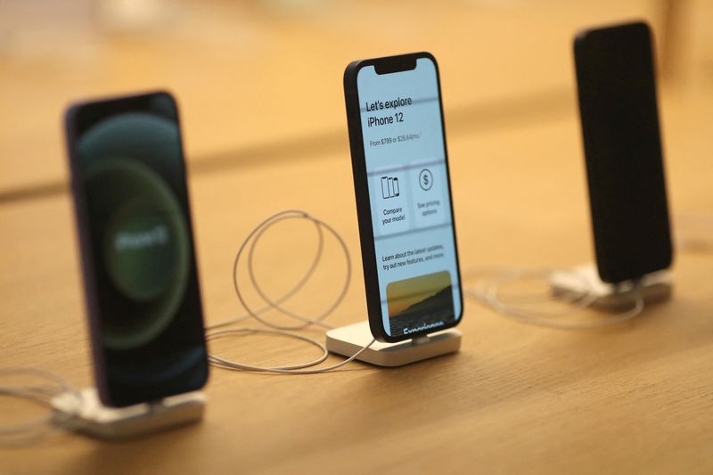FOTO DE ARCHIVO: Varios teléfonos móviles de la marca Apple en una tienda de Los Ángeles, estado de California, Estados Unidos, el 24 de junio de 2021. REUTERS/Lucy Nicholson