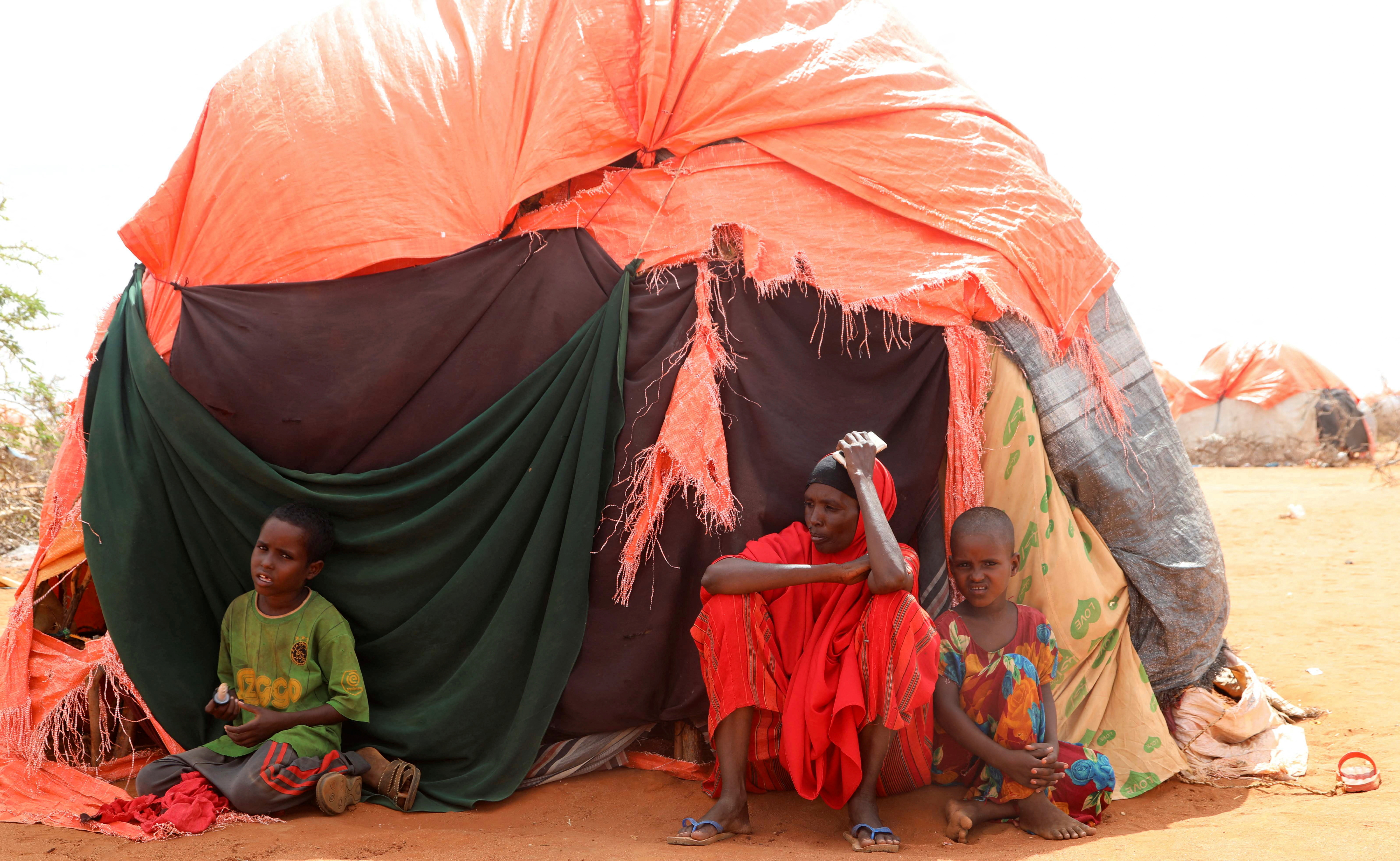 Civiles reunidos fuera de sus refugios improvisados en el campamento de Kaxareey para los desplazados internos en Dollow, región de Gedo de Somalia (Reuters)