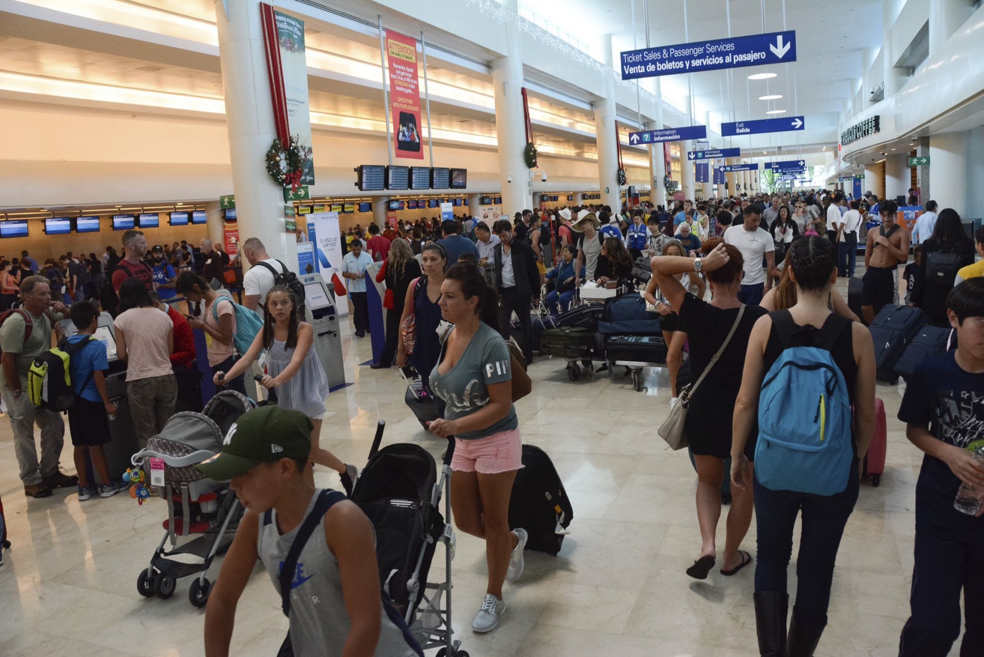 CANCÚN, QUINTANA ROO, 26DICIEMBRE2016.- El gobernador del estado Carlos Joaquín González recibió en el Aeropuerto Internacional de Cancún al pasajero 21 millones. La terminal se encuentra al tope de vacacionistas.
FOTO: ELIZABETH RUIZ /CUARTOSCURO.COM