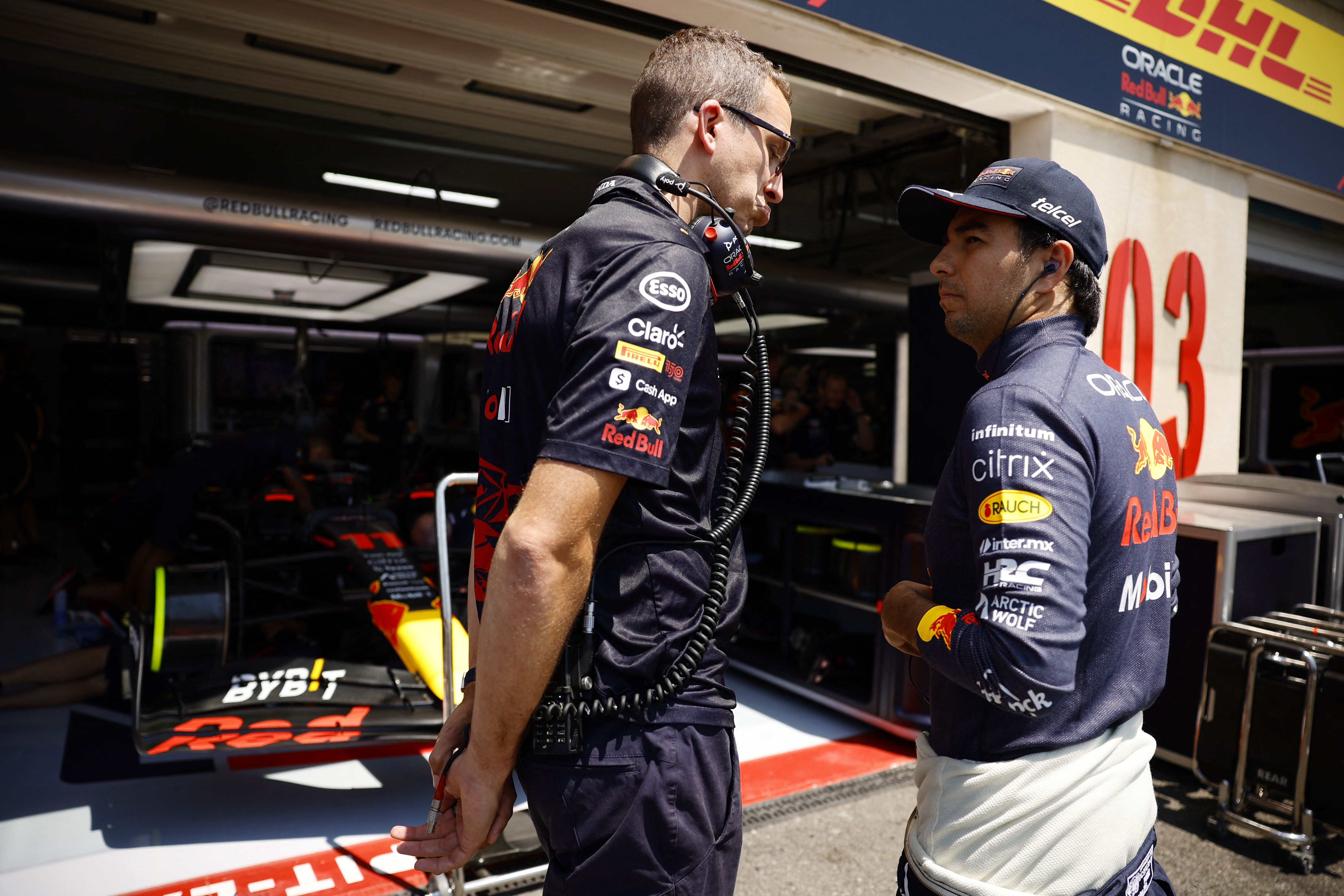 Fórmula uno F1 - Gran Premio de Francia - circuito Paul Ricard, le Castellet, Francia - 22 de julio de 2022 Sergio Pérez de Red Bull habla con un miembro del personal durante la práctica REUTERS/Sarah Meyssonnier